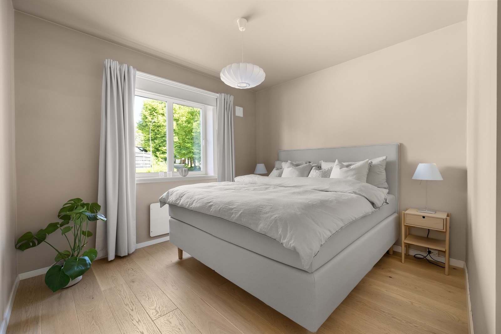 Hovedsoverommet er av god størrelse med plass til dobbeltseng, nattbord og tilhørende møbler. Galleribilde