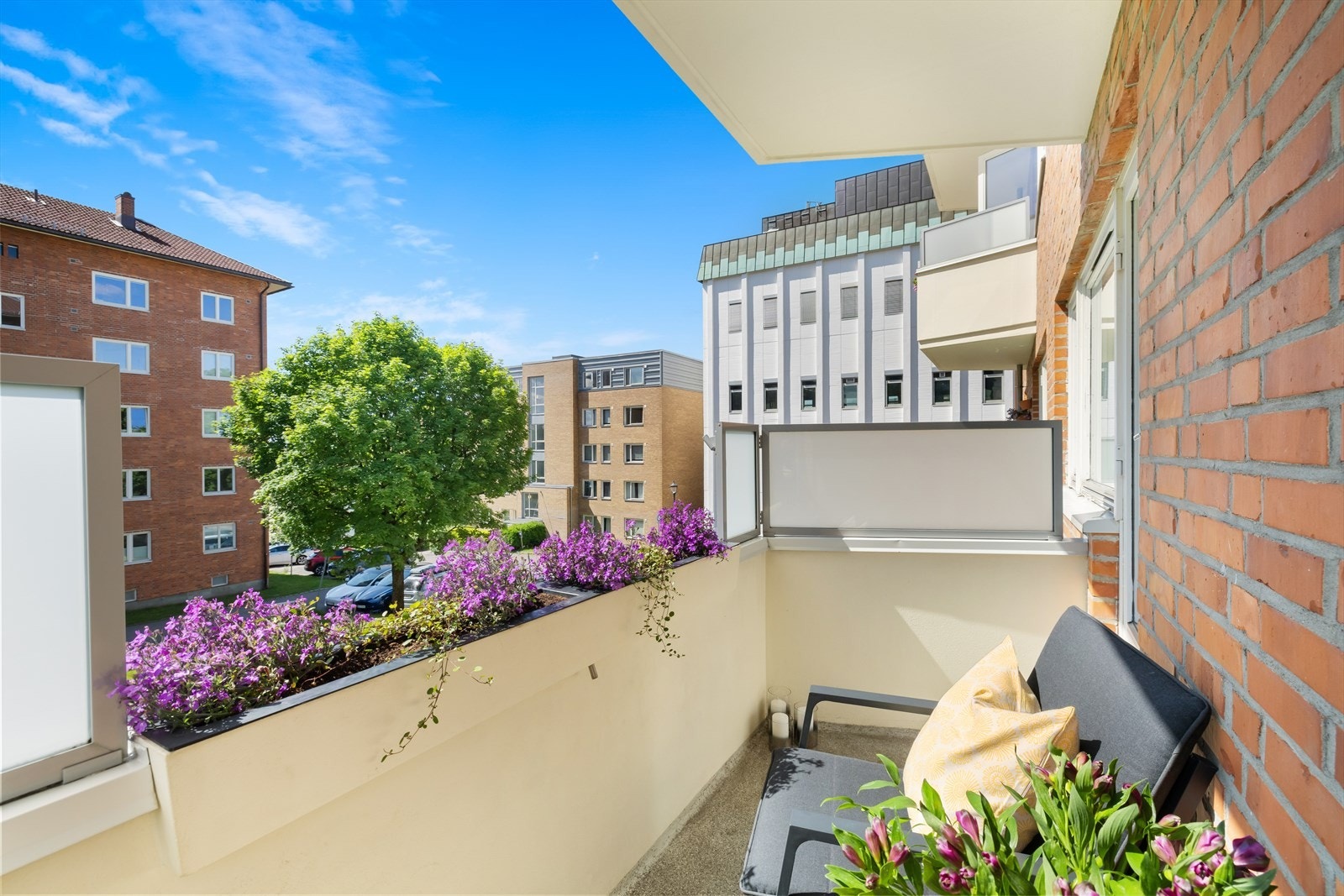 Her kan du enkelt skape din en hyggelig uteplass med utemøbler, frodig beplantning og man kan benytte en gass- eller elektrisk grill. Galleribilde