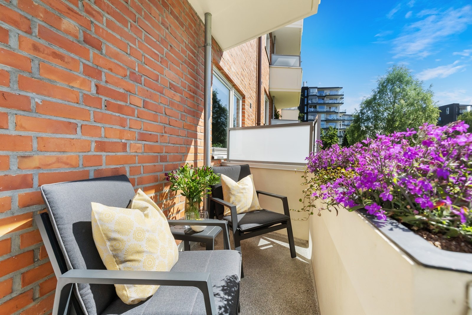 Du vil være i hjertet av Torshov, omgitt av frodige grønne parker, kaféer og lekeplasser. Sentrum og marka er kun en kort buss- eller sykkeltur unna, og offentlig transport er lett tilgjengelig. Her vil du garantert trives :-) Galleribilde