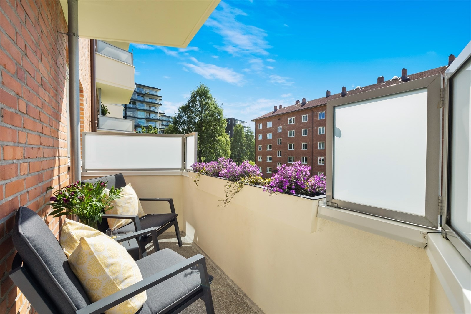 Herlig sydvendt balkong på ca. 4 m² med gode solforhold og pent utsyn mot felles bakgård. Galleribilde