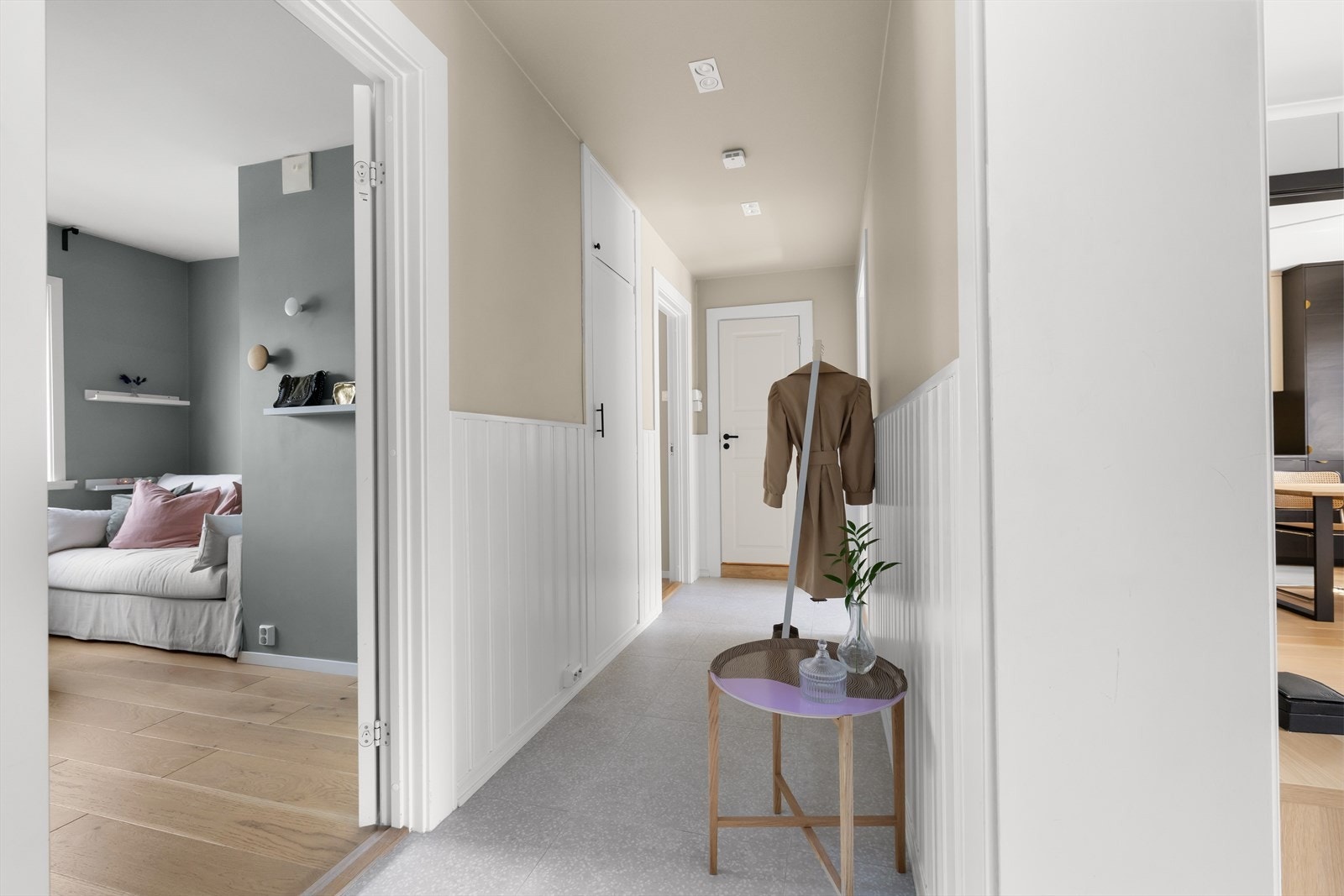 Den innbydende entréen med downlights i taket gir et svært godt førsteinntrykk. Her kan du enkelt henge fra deg yttertøy og plassere skoene dine. Galleribilde