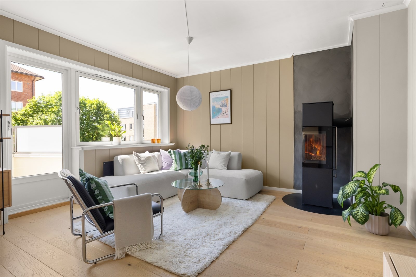 Leiligheten har vinduer og balkongdør med 3-lags isolerglass. Det er naturlig oppdriftsventilasjon av boligen med lufteluker i vegg og spalte i vinduene. Galleribilde