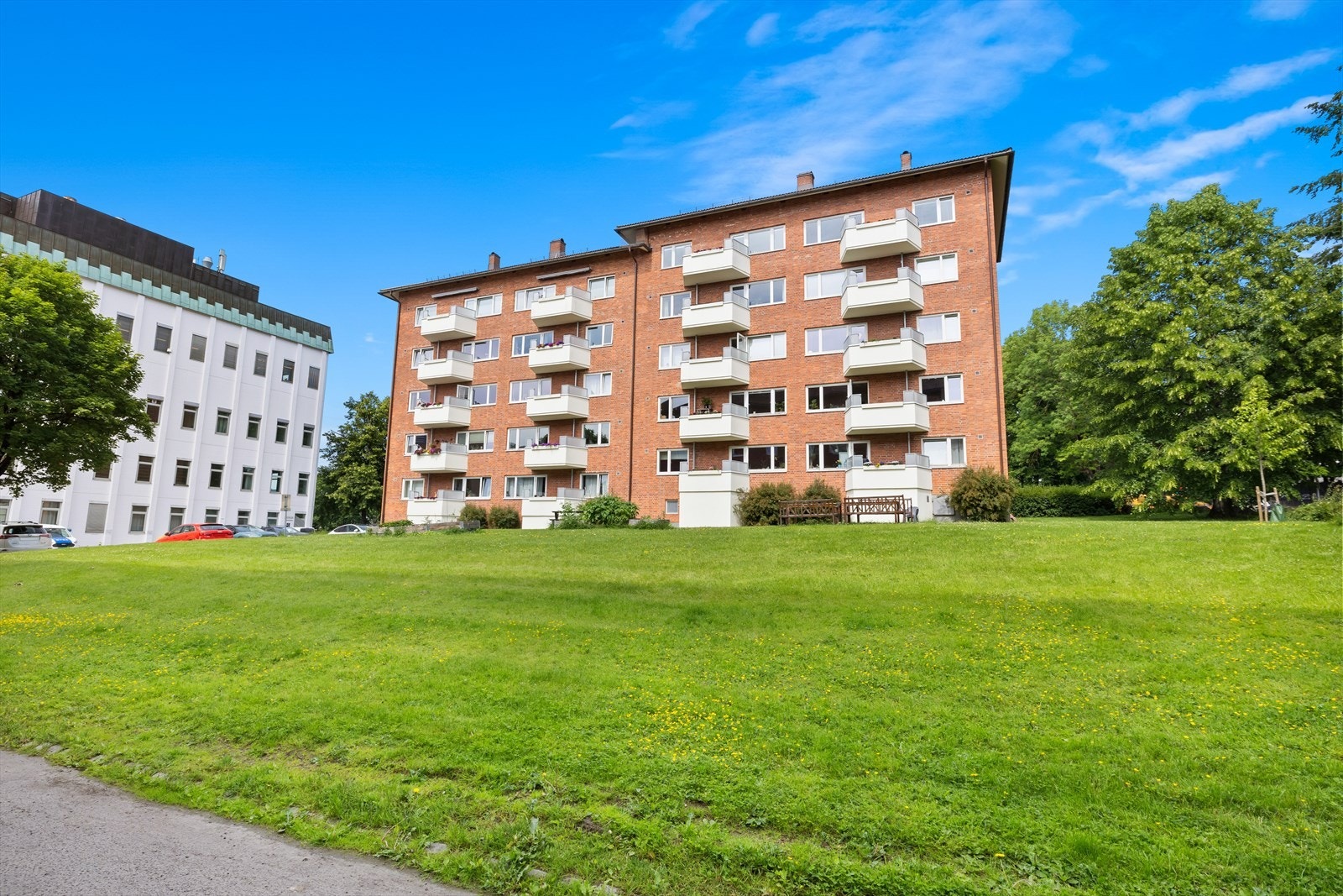 Leiligheten har godt med oppbevaringsmuligheter i to kjellerboder og en loftsbod. Galleribilde