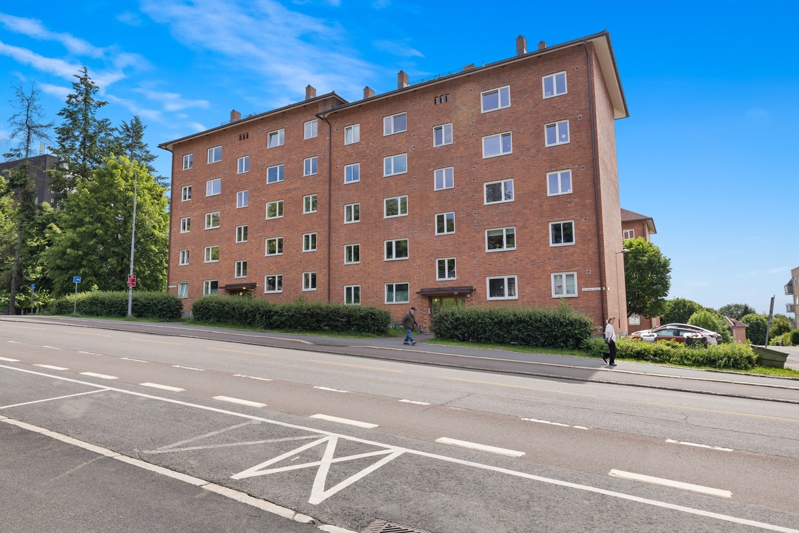 Borettslaget har svært gode kollektivforbindelser, med umiddelbar nærhet til buss, tog og T-bane. Med T-banen tar det kun 2 minutter til Storo med over 130 butikker på Oslos største kjøpesenter, 3 minutter til Nydalen for BI, 10 min til sentrum. Galleribilde