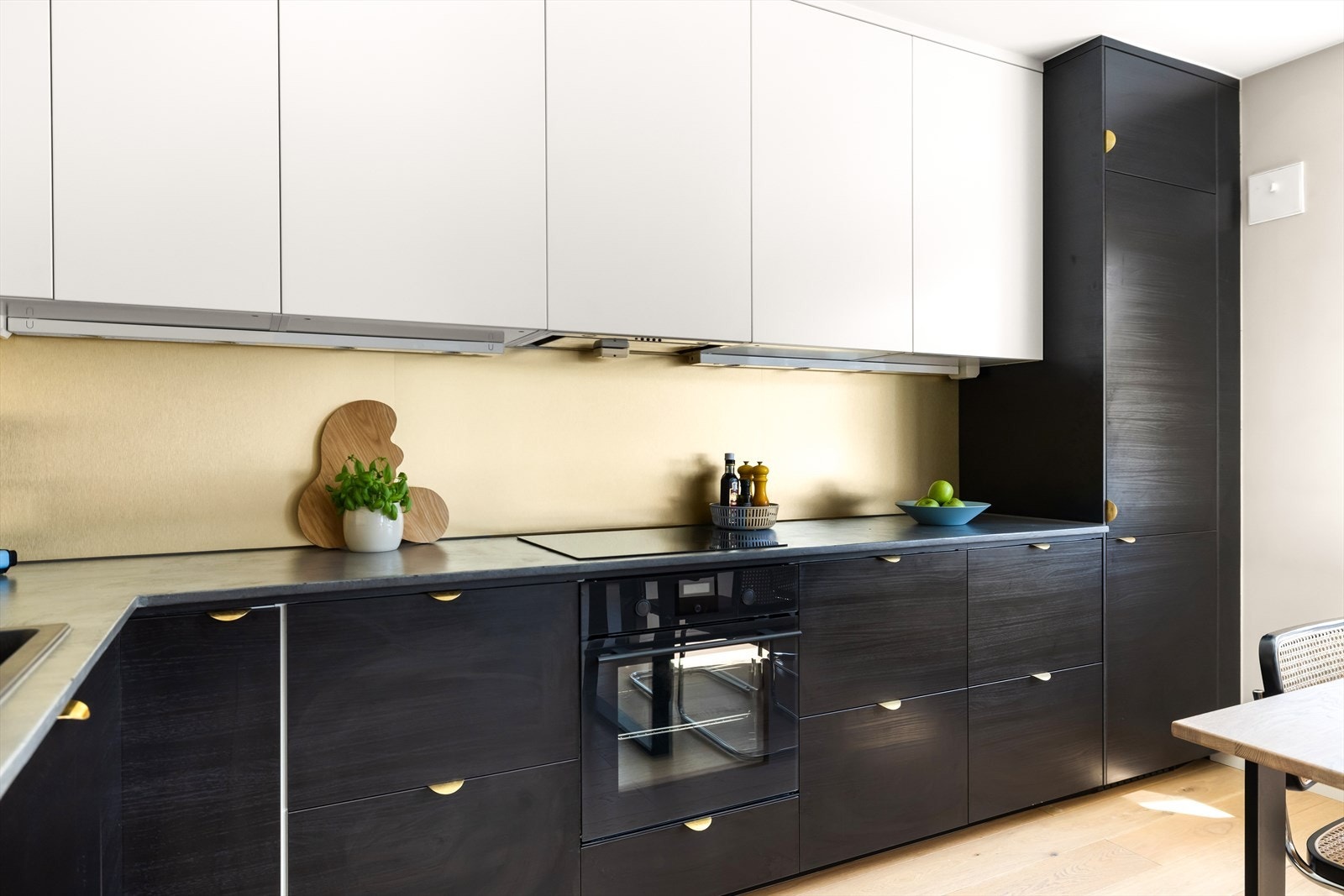 Kjøkkenet har integrert platetopp, stekeovn, oppvaskmaskin og kjøl/fryseskap. Kullfilterventilator over kokeplass. Komfyrvakt og waterguard er montert. Galleribilde