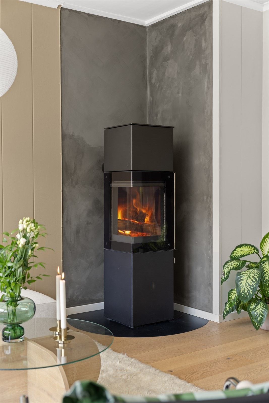 Boligen varmes opp av elektrisk varme eller med denne peisen. Galleribilde