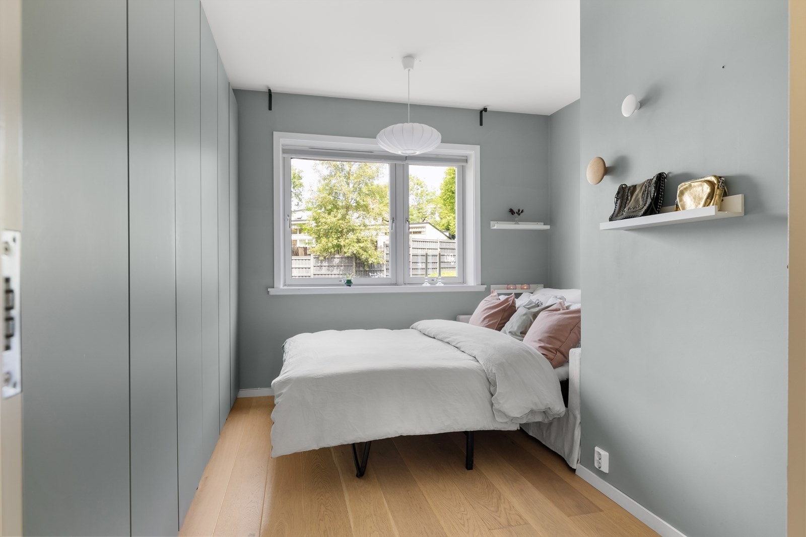 Dette soverommet er også av god størrelse med plass til seng, samt øvrige møbler. Galleribilde