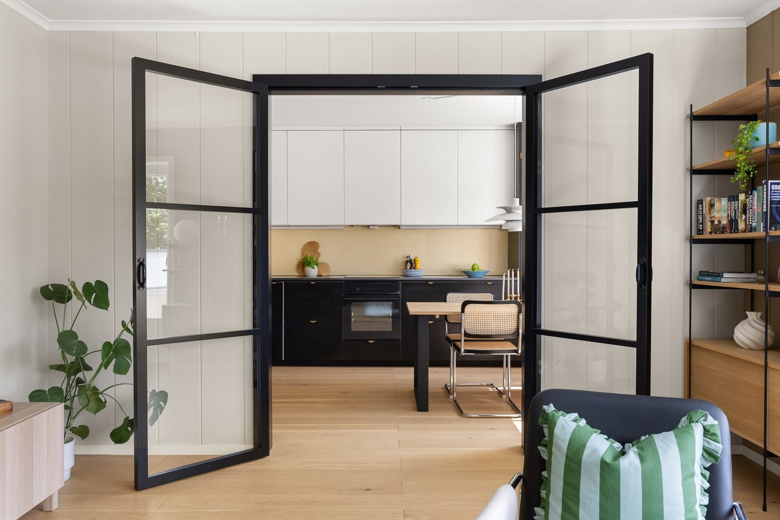 Det er delvis åpen løsning mellom stuen og kjøkkenet, adskilt med de flotte to-fløyede dørene. Dørene skaper et lys og åpent preg, samtidig som man kan få to separate soner. Galleribilde