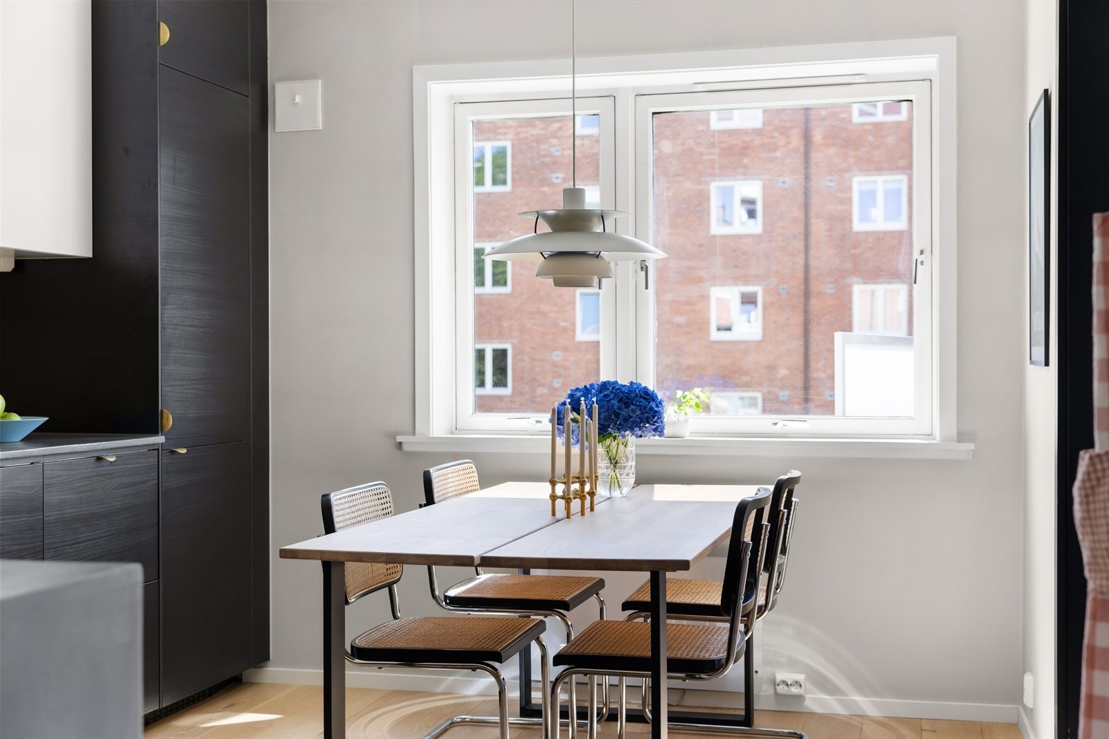 Spisegruppen er naturlig plassert foran vindu, og byr på hyggelig utsyn mot fellesareal. Galleribilde