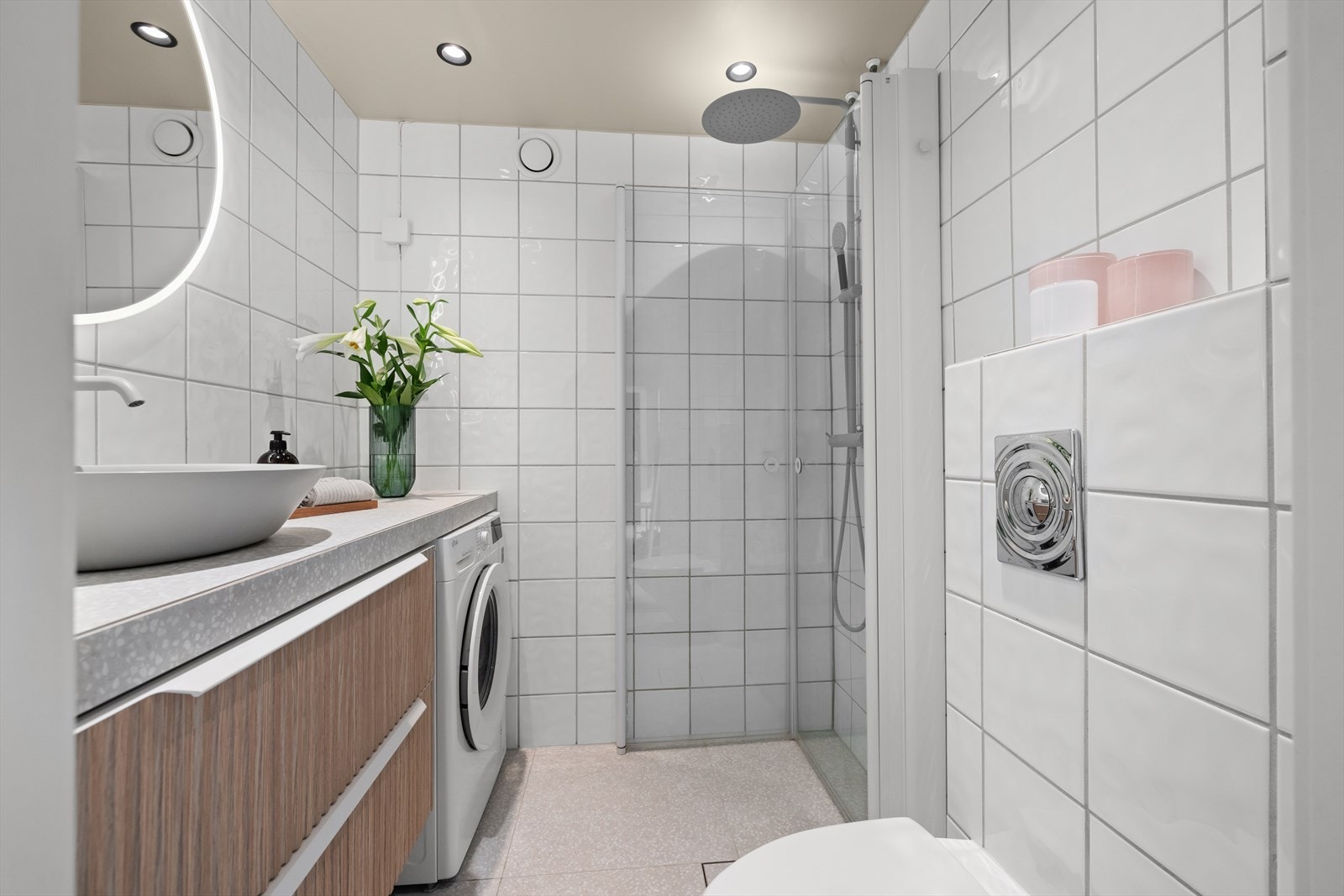 Delikat og flislagt baderom med elektrisk gulvvarme og downlights i himlingen. Galleribilde