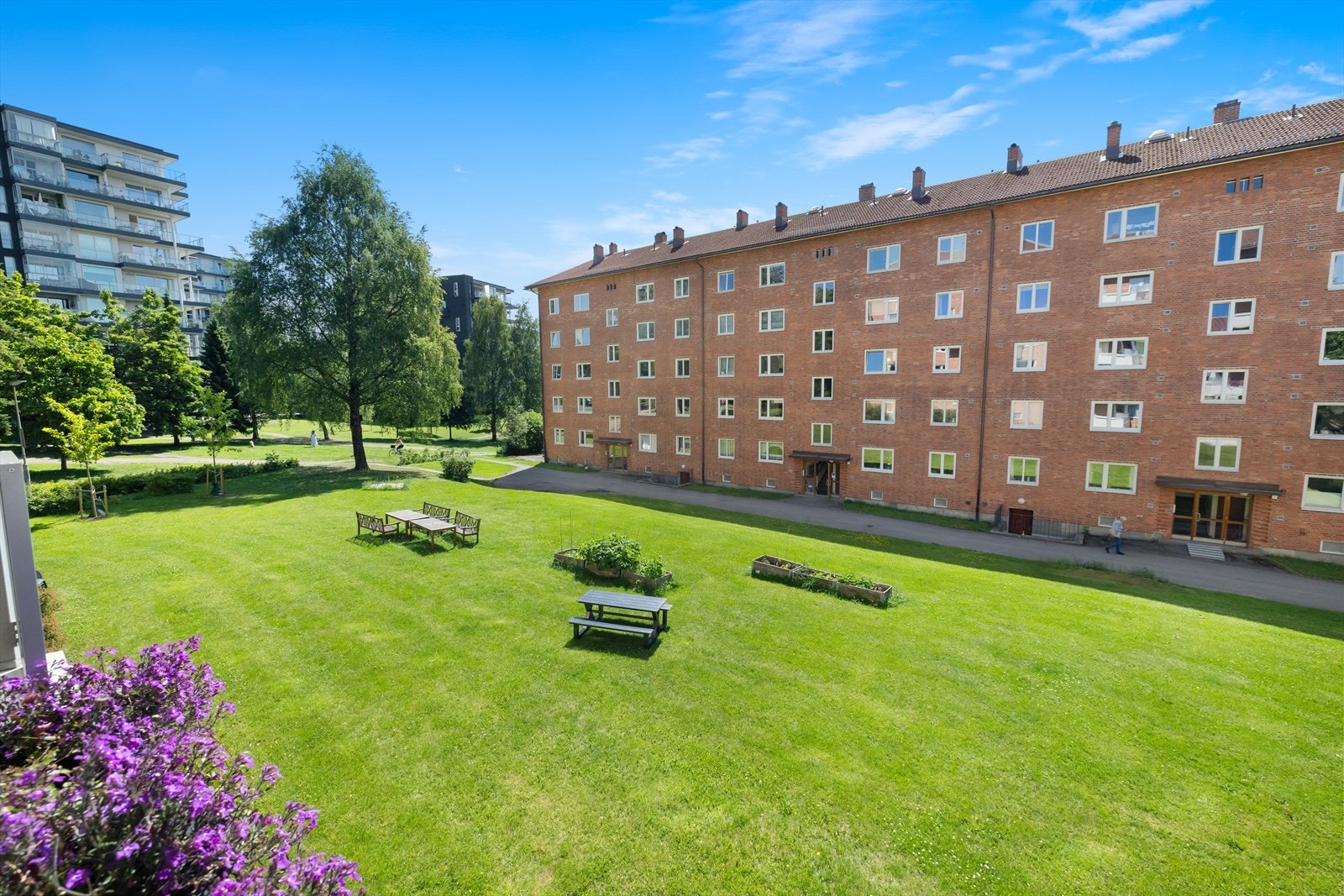 Om sommeren er bakgården ekstra flott å se på, og man kan benytte seg av fellesarealene. Galleribilde