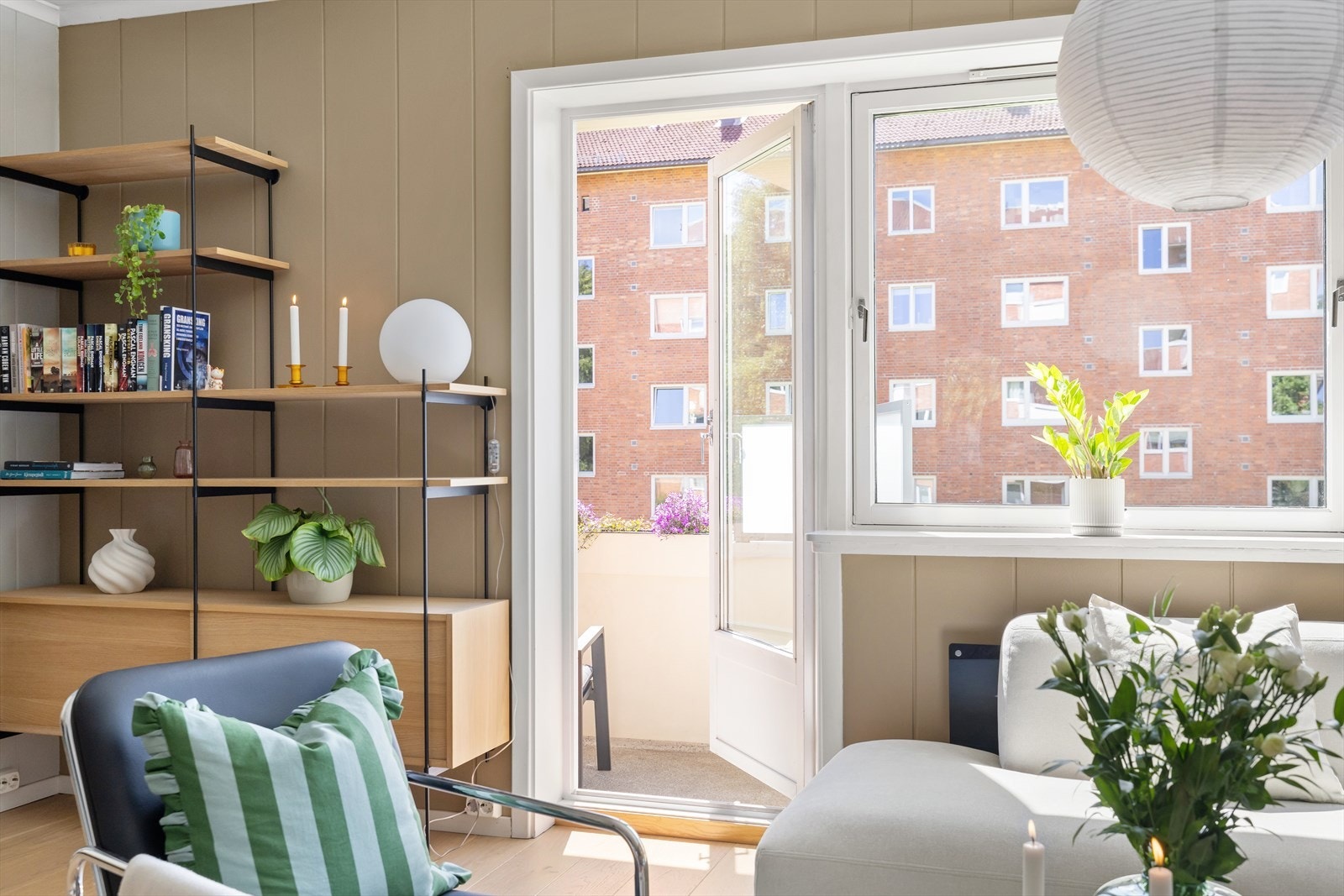 Fra stuen er det utgang til en solfylt balkong. Galleribilde