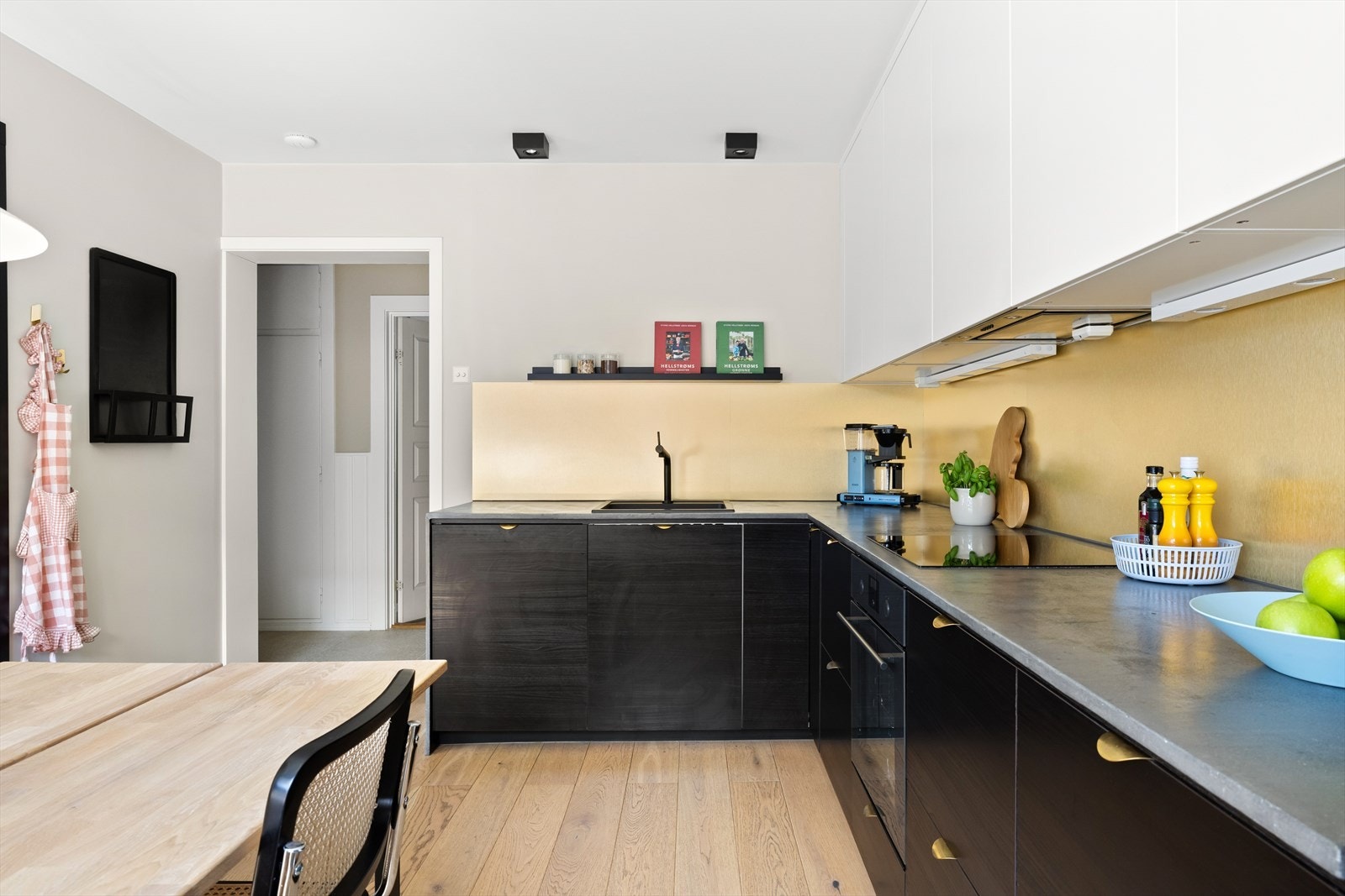 Over benkeplaten er det også belysning. Galleribilde