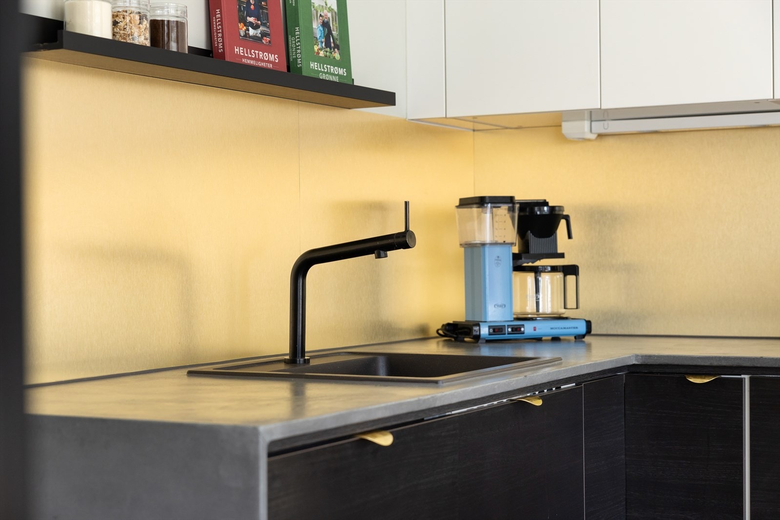 Kjøkkeninnredning består av glatte fronter og det er microsement benkeplate med nedfelt vaskekum. Galleribilde