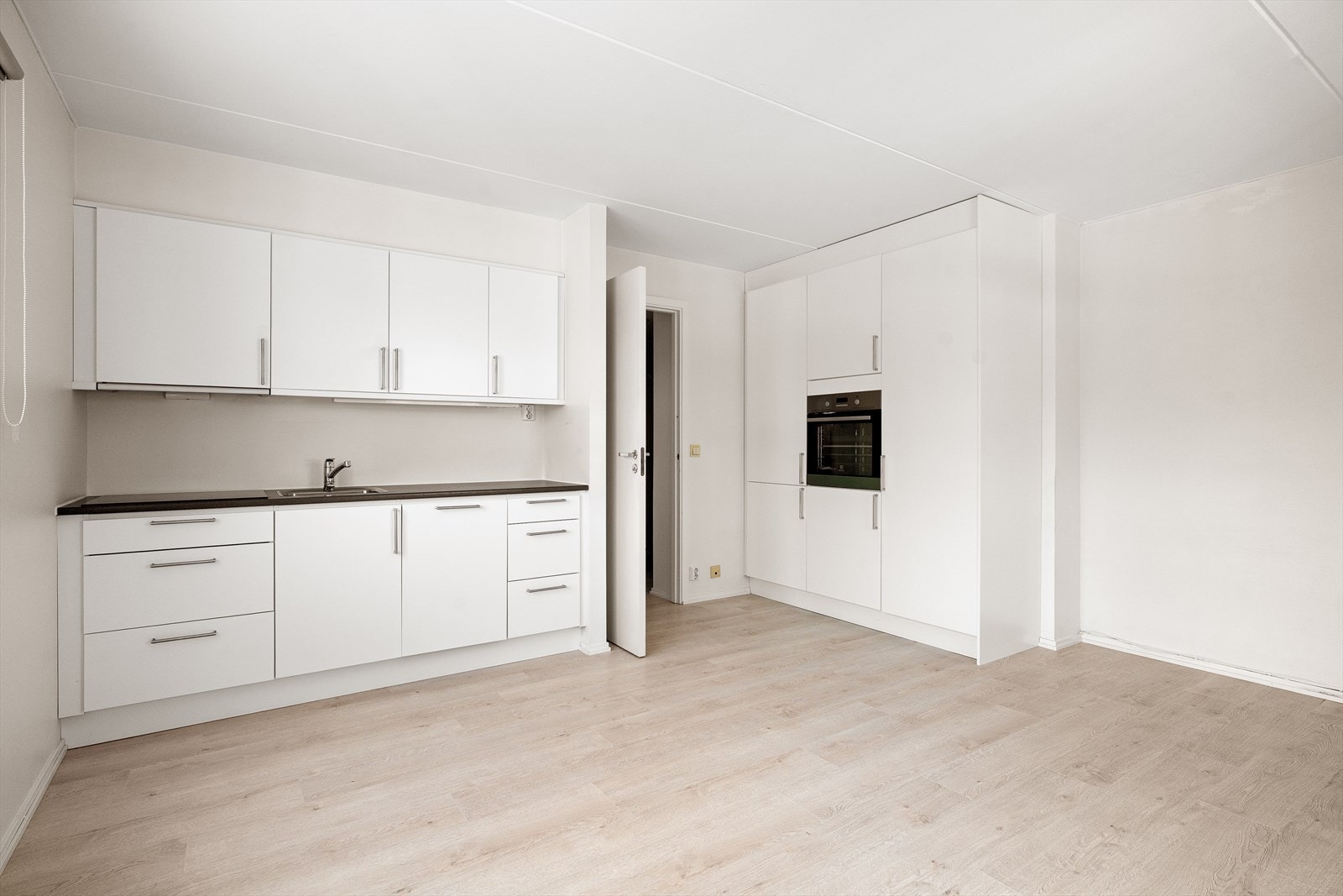 Godt med skapoppbevaring i kjøkkenet Galleribilde