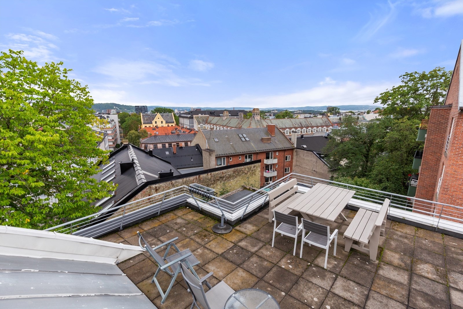 Det er heis til etasjeplanet takterrassen befinner seg på Galleribilde