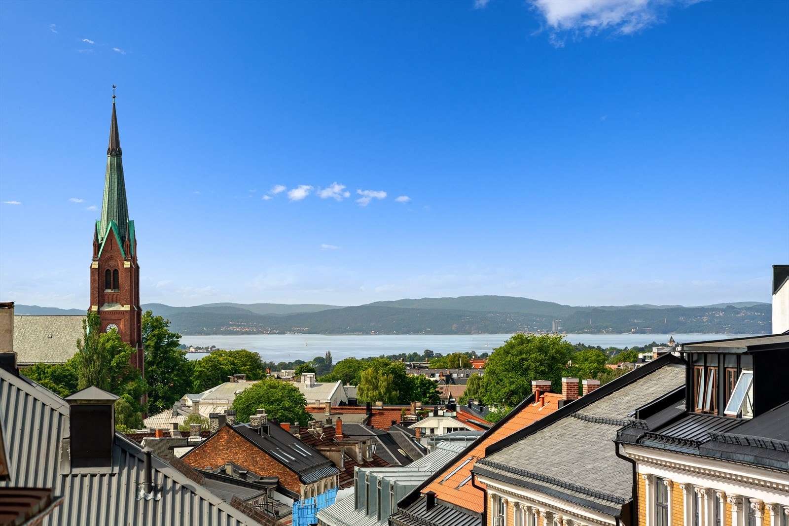 Nydelig utsyn mot fjorden fra leiligheten Galleribilde