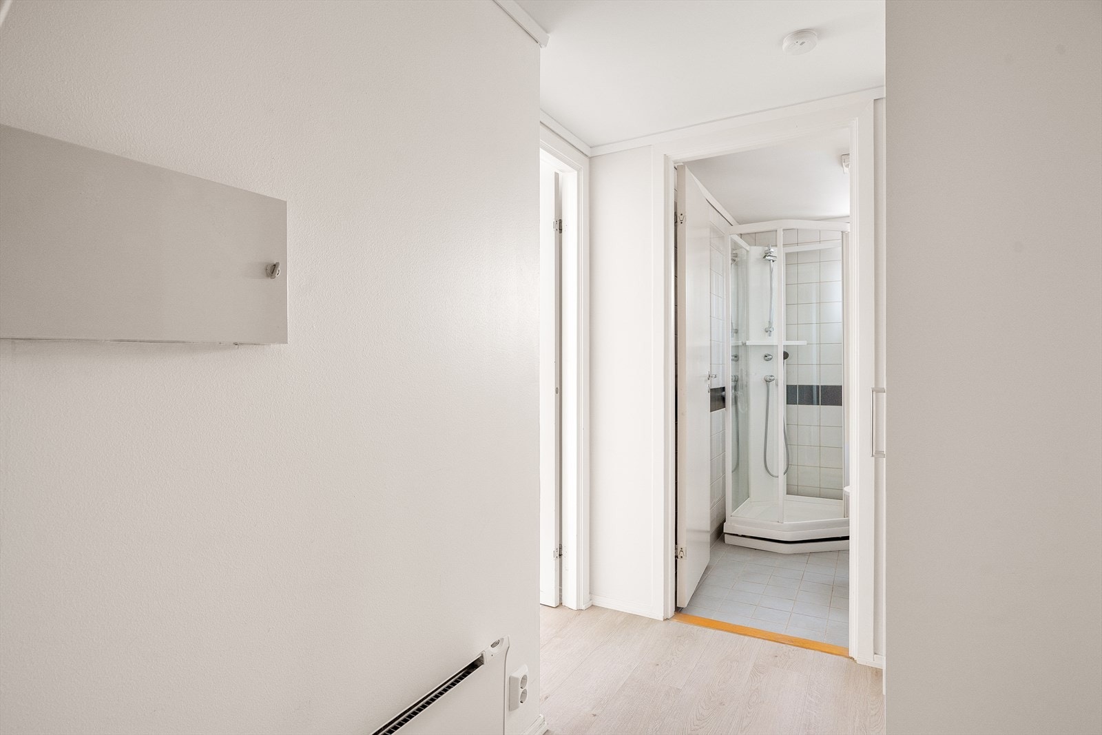 Entre med garderobeskap Galleribilde