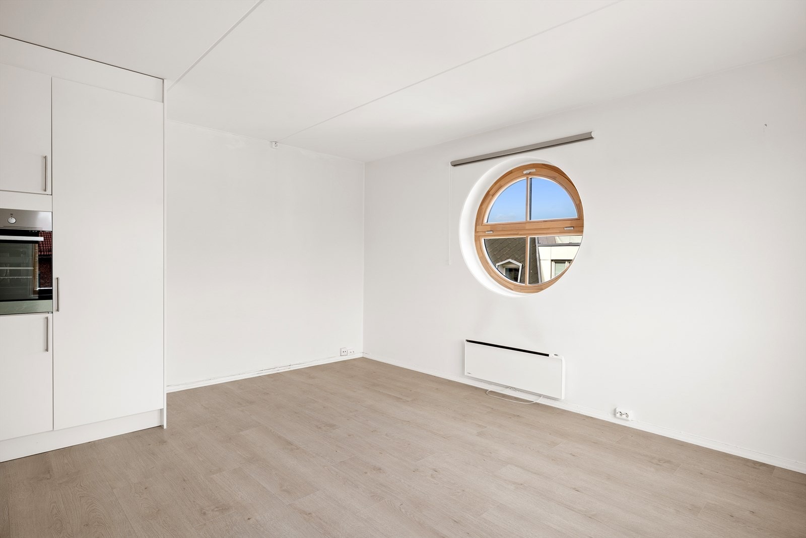 Laminat på gulv og malt overflate på vegger. Galleribilde