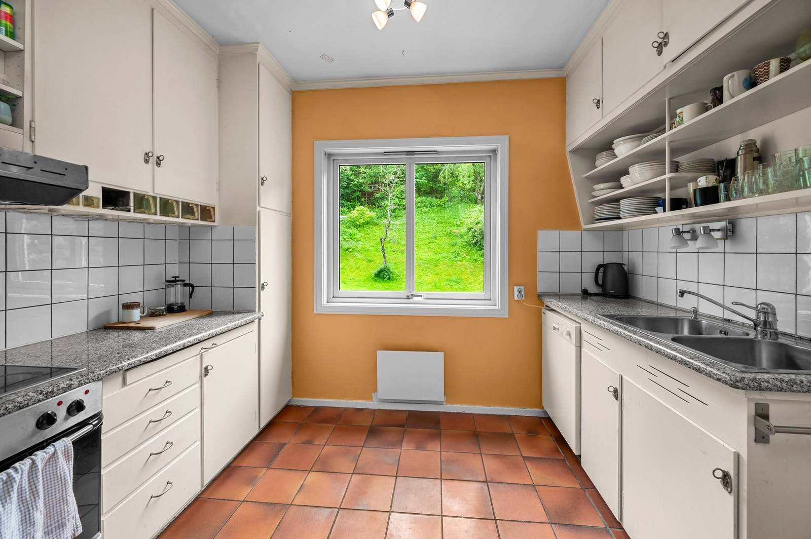 Kjøkkenet har en praktisk utforming og utnytter arealet godt. (Avbildet er i hovedetasje) Galleribilde