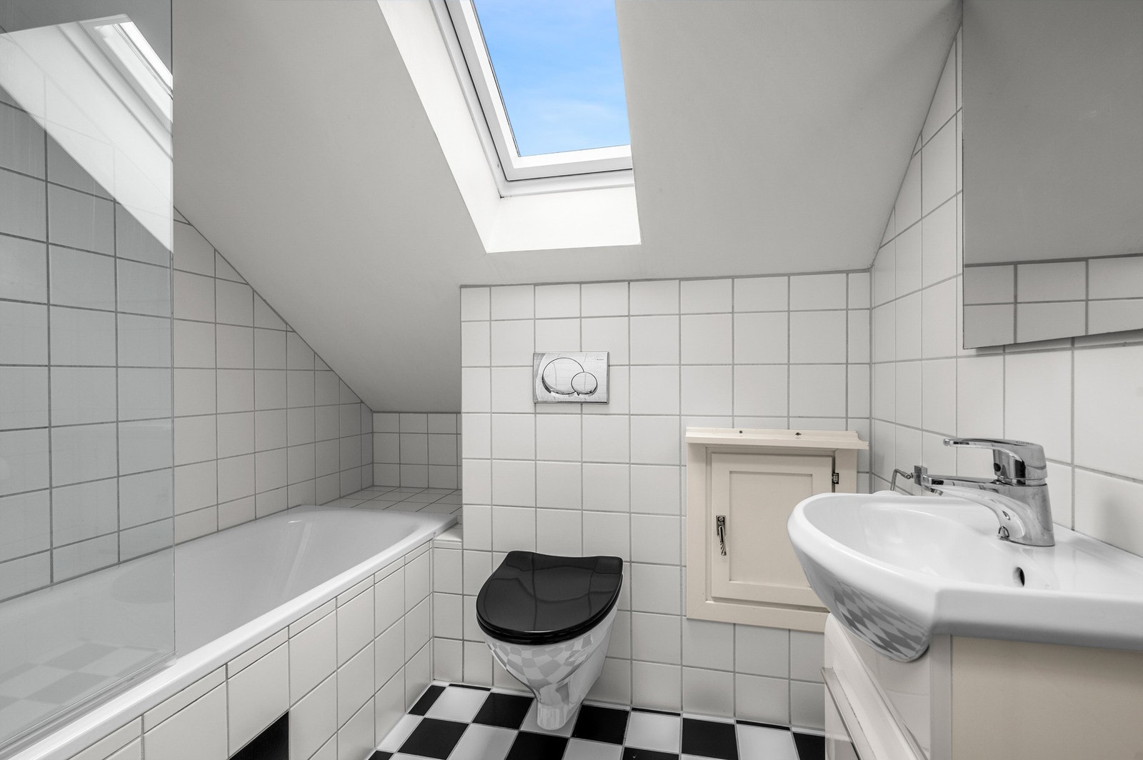 Det er ett bad i hver etasje, alle flislagte. (Avbildet er i loftetasje) Galleribilde