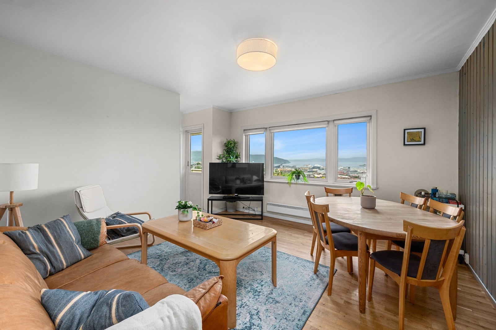 Boligen har en total BRA-i på hele 253 kvm som strekker seg over 3 plan. Galleribilde