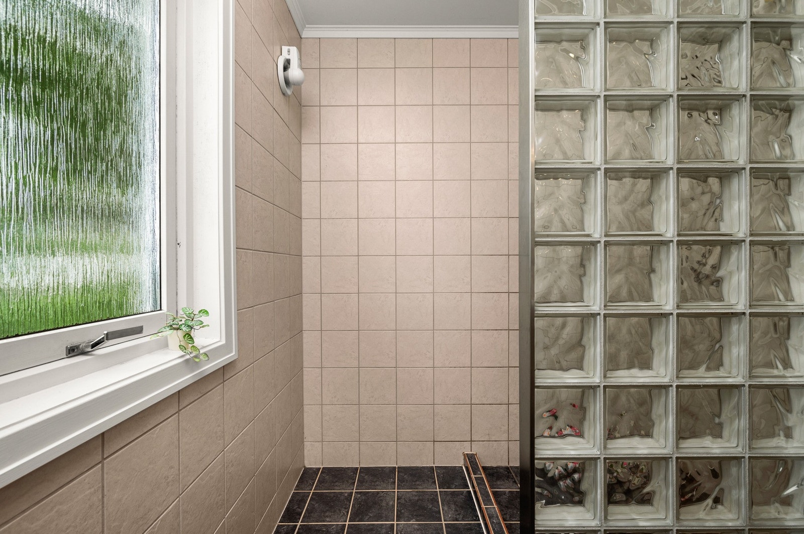 Unike glassfliser som skiller dusjhjørnet fra resten av badet. (Avbildet er i hovedetasje) Galleribilde