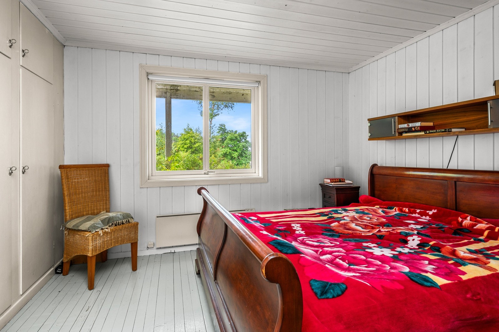 Boligen byr på 8 ulike soverom. (Avbildet er i sokkeletasjen) Galleribilde