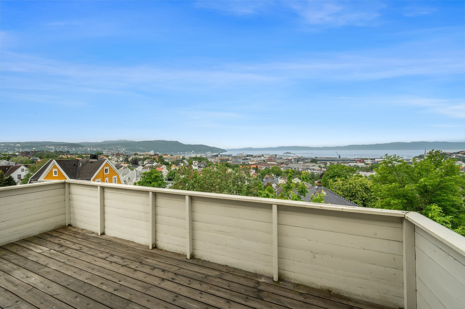 Her er det god plass til flere utemøblement og planter. Galleribilde