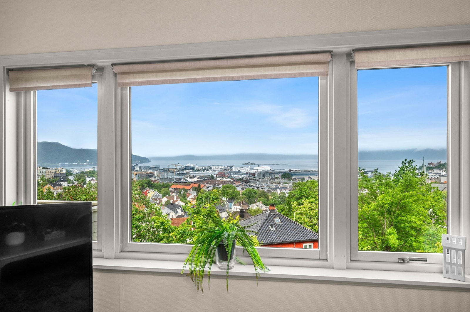 Store vindusflater gir god lysinnslipp. Galleribilde