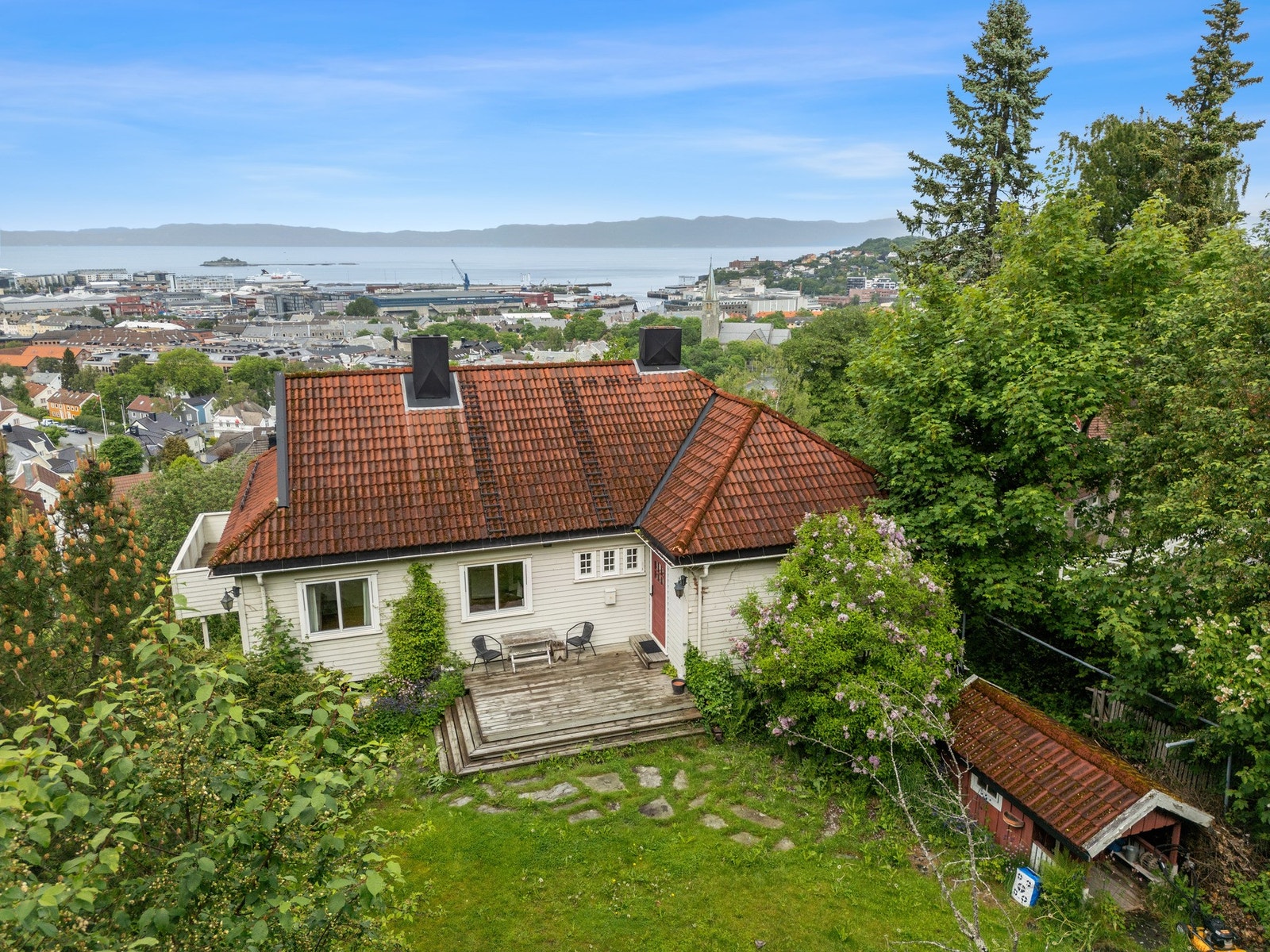 Takkonstruksjonen har fått tilstandsgrad 1 av takstmann, med ingen påvist skader eller avvik av betydning. Galleribilde