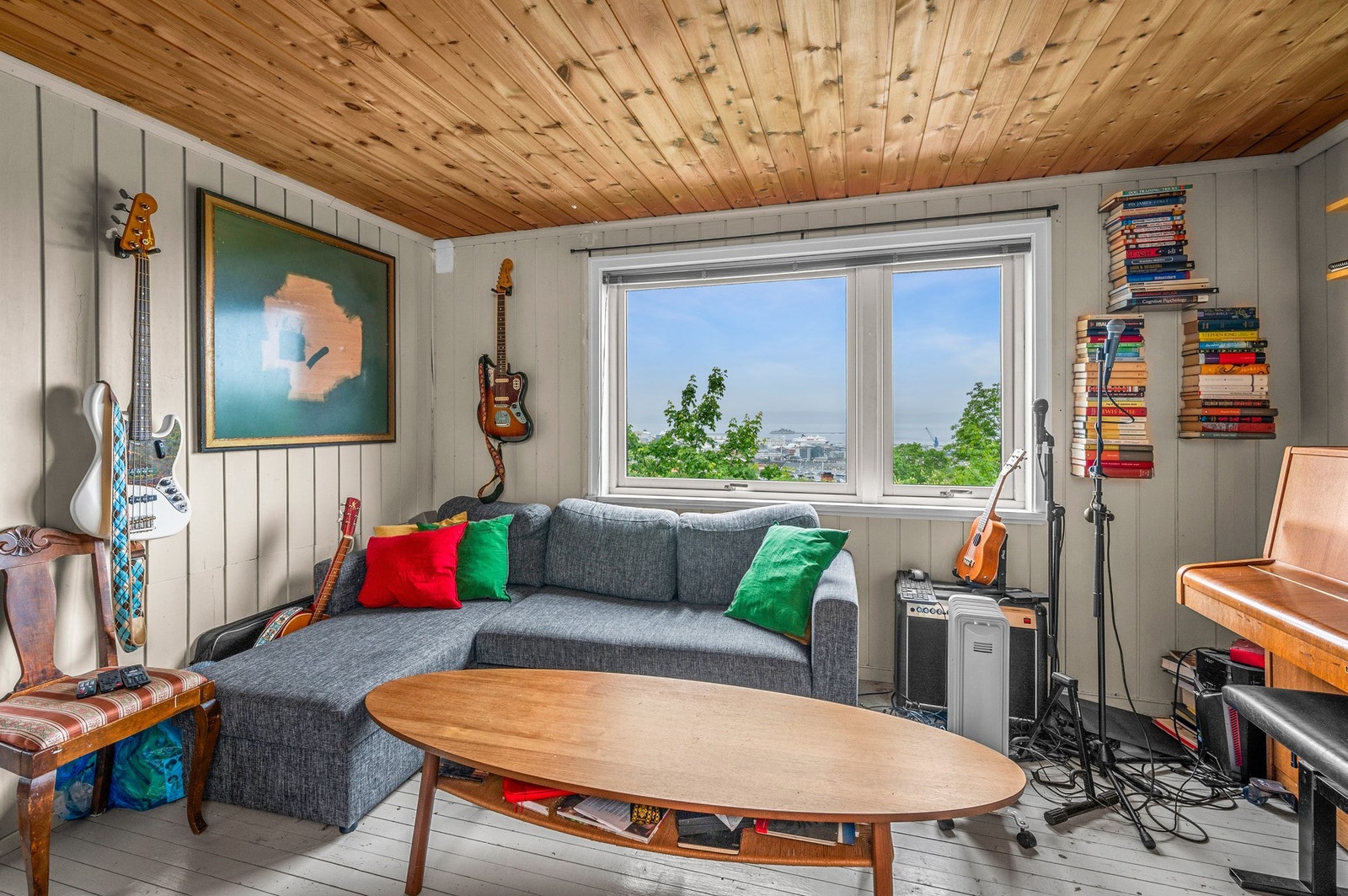 Stue i sokkeletasjen på 16,5 kvm. Leder til ett av soverommene. Galleribilde