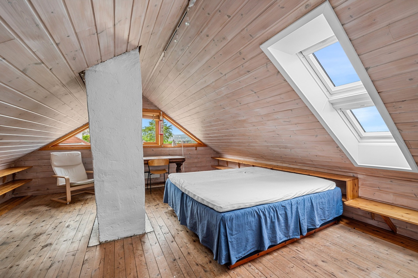 Skråtakene gjør at gulvarealet på loftet er betydelig større enn målbart areal. Galleribilde