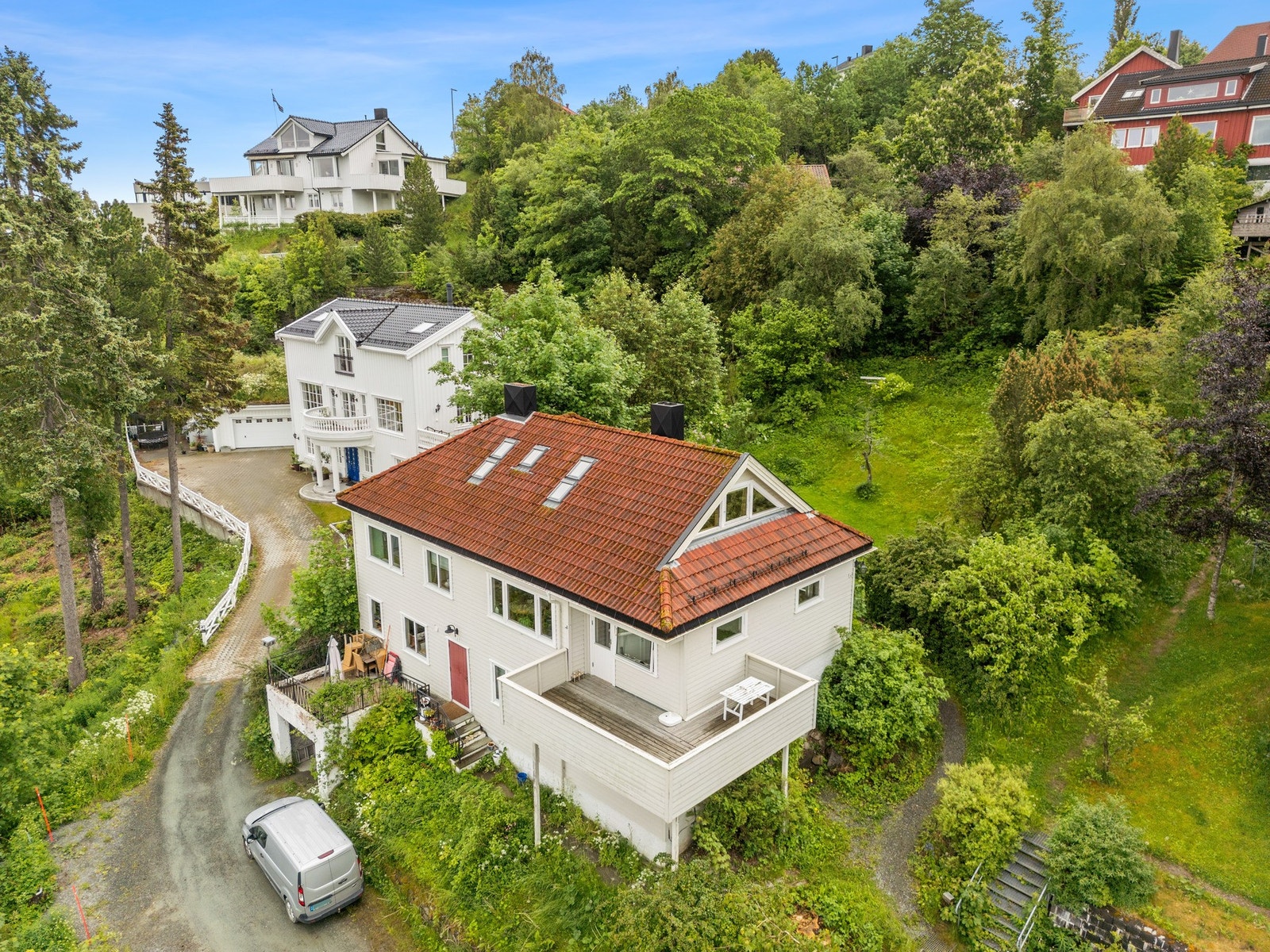 Eiendommen har en fantastisk hage, stor veranda, og en flott utsikt over Trondheimsfjorden. Galleribilde
