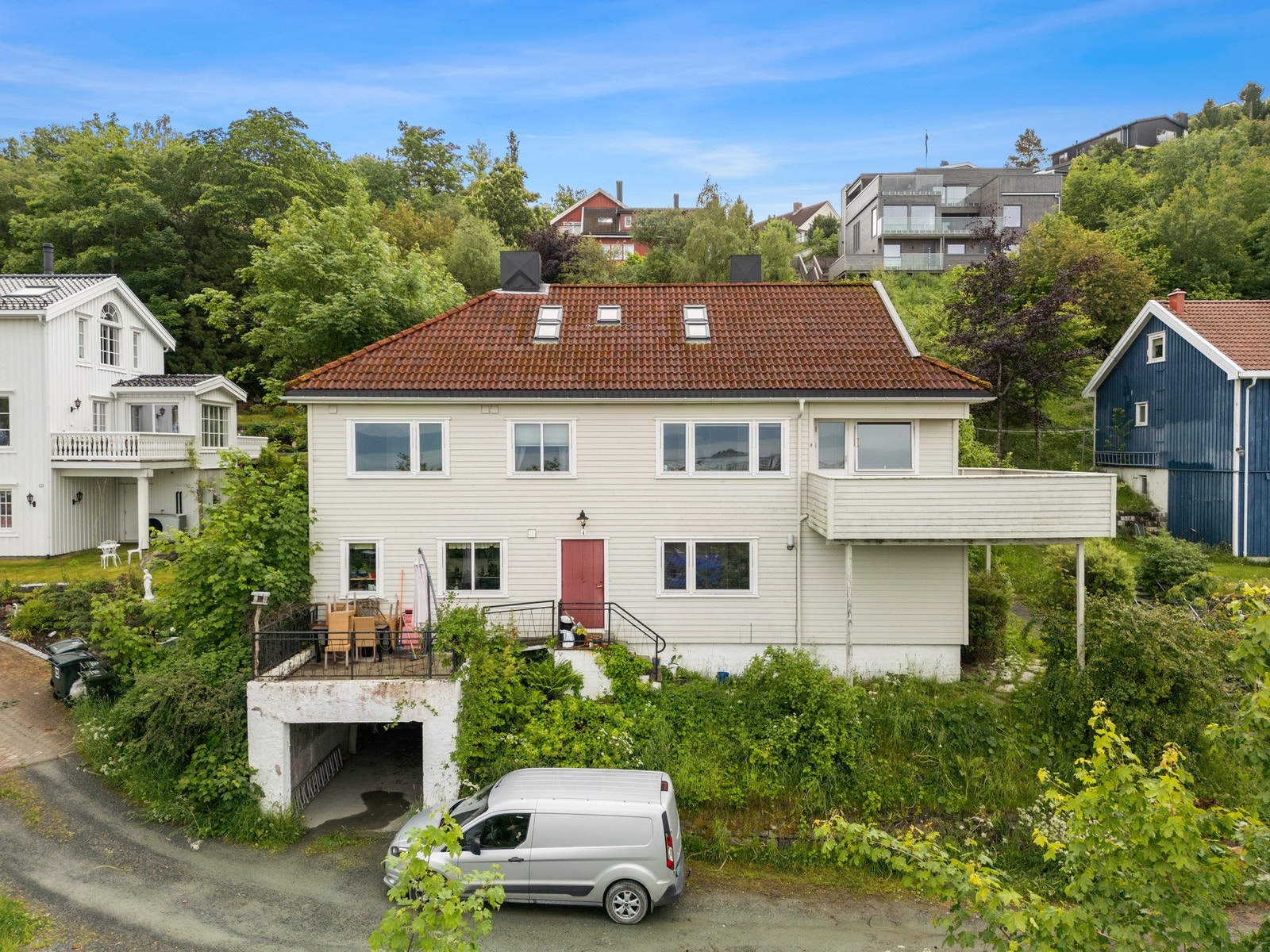 Egen carport og biloppstillingsplass medfølger eiendommen. Merk at nabo har adkomst foran huset - parkering må derfor ikke hindre gjennomkjøring. Galleribilde