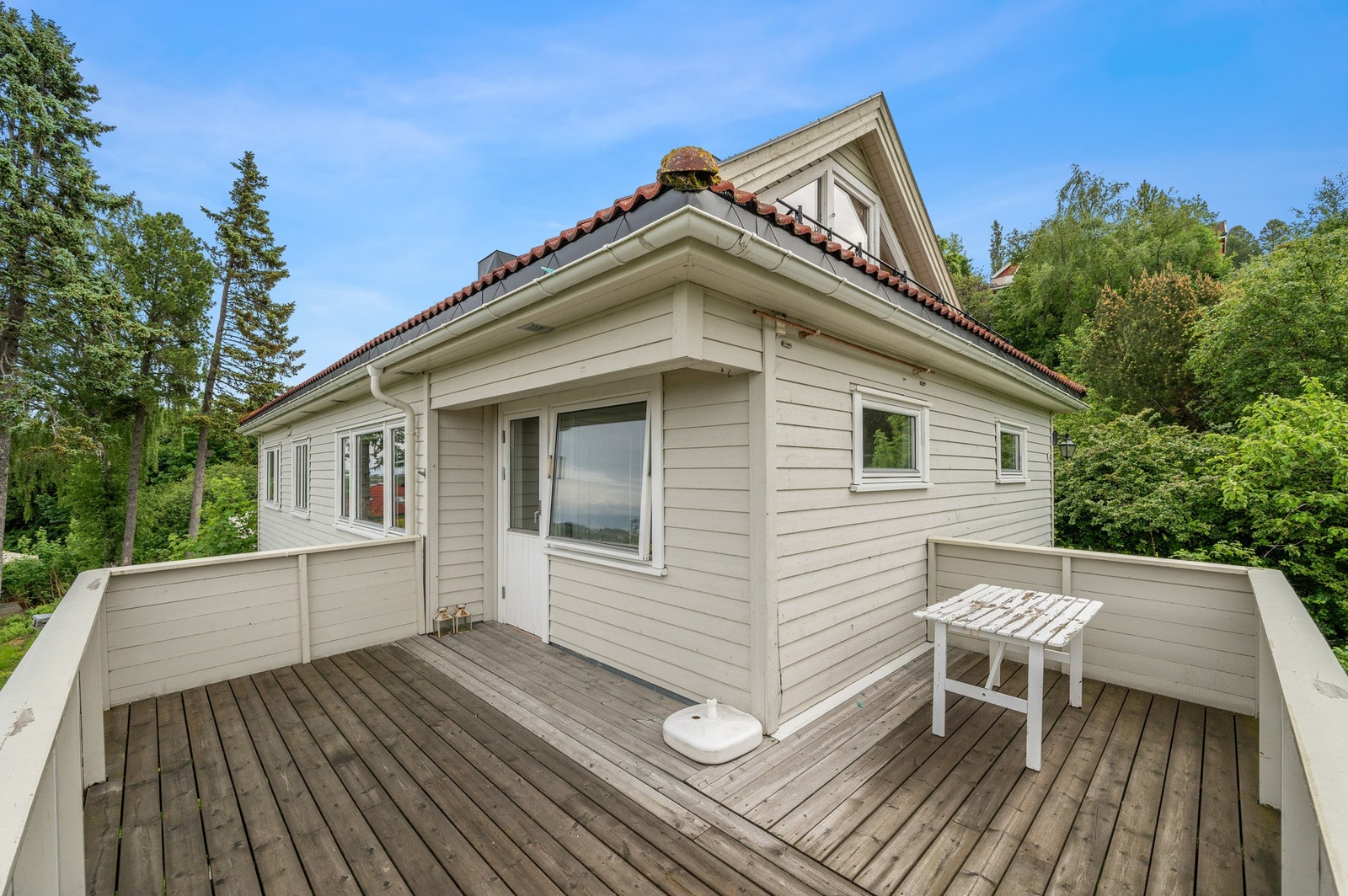 Mellom stuen og ett av soverommene har man direkte adgang til en veranda på 19 kvm. Galleribilde