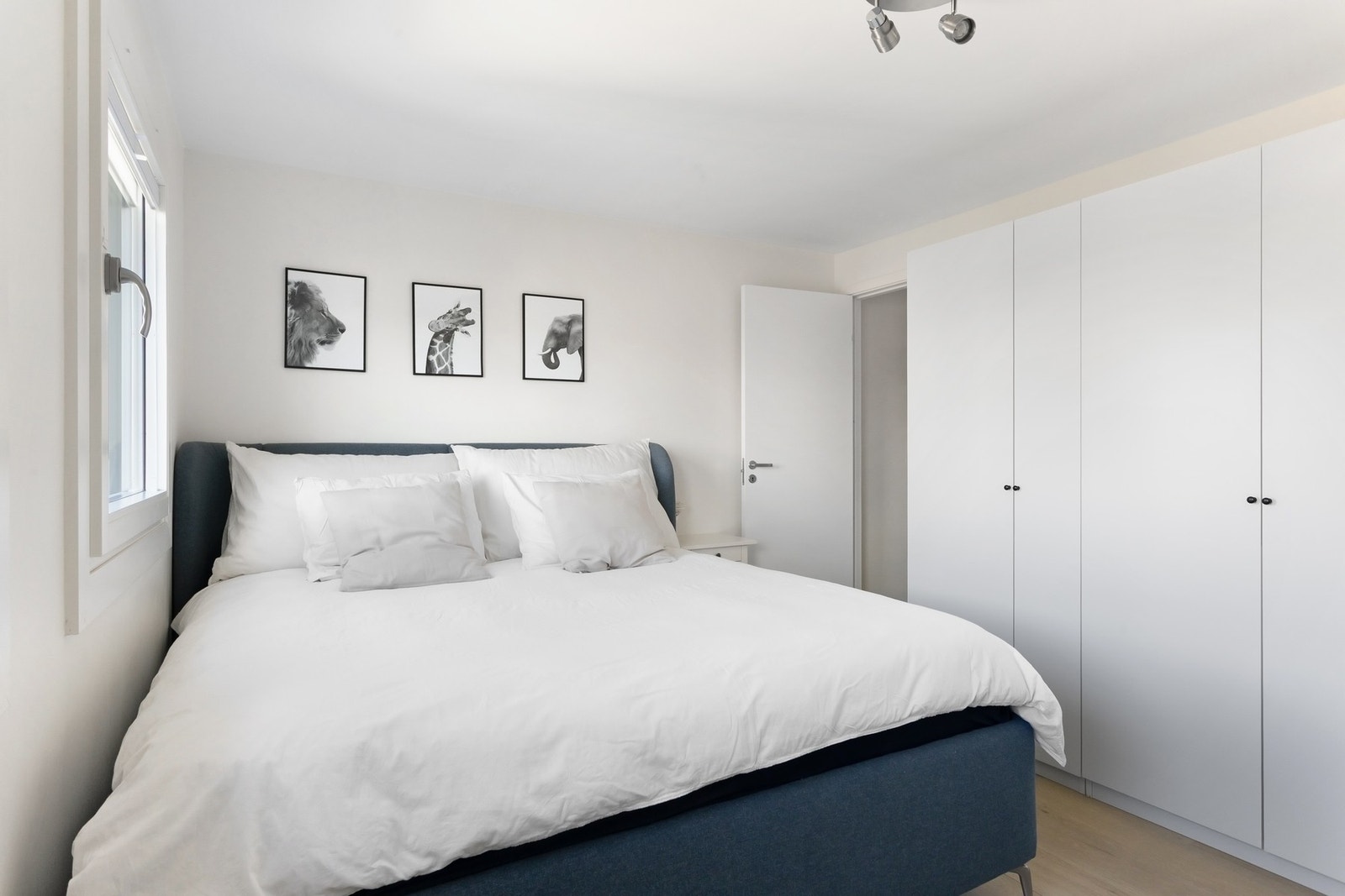 Det er god plass til nattbord på begge sider, samt en ekstra kontorsone eller sminkebord, mulighetene er mange og valget er ditt /deres! Galleribilde