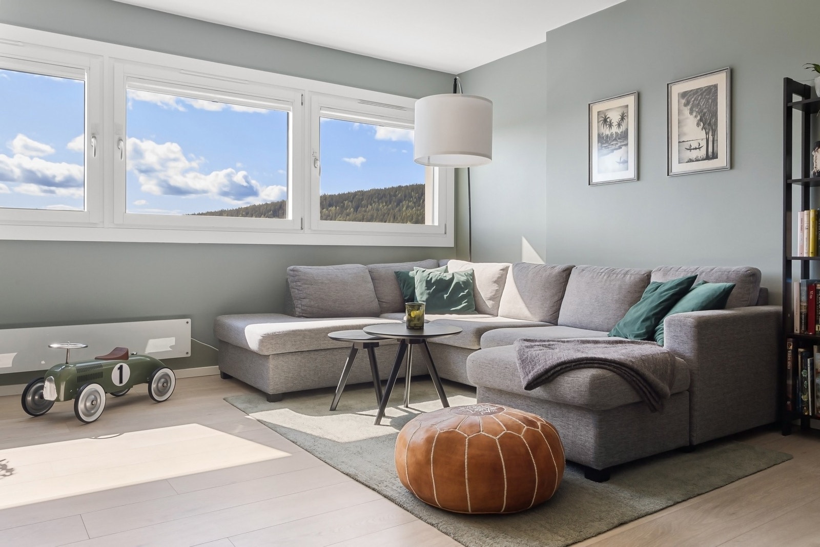 Stuen har gode vindusflater som gir rikelig med naturlig lys. Galleribilde