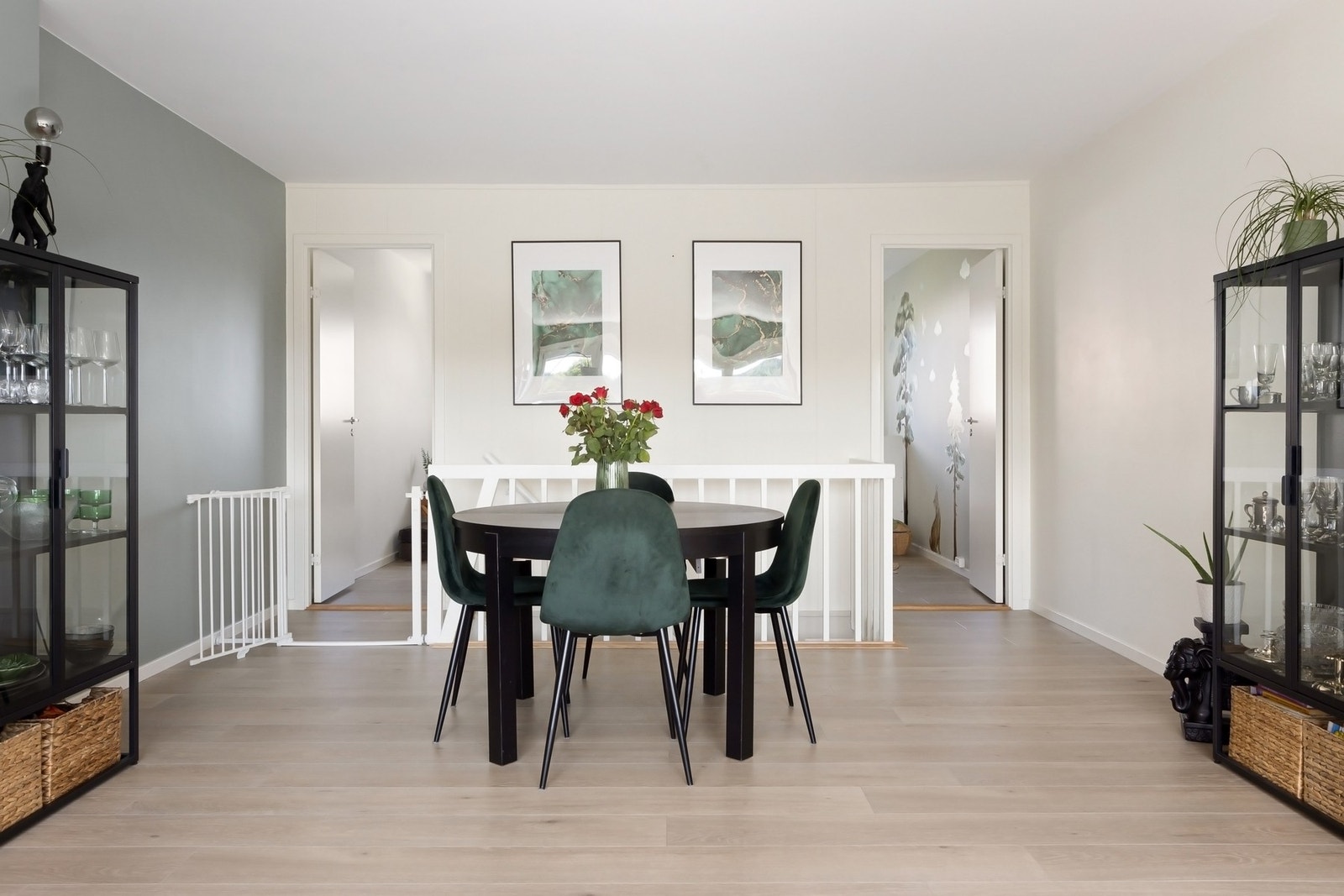 God plass til spisebord for flere gjester, eller en ytterligere møbleringssone. Galleribilde