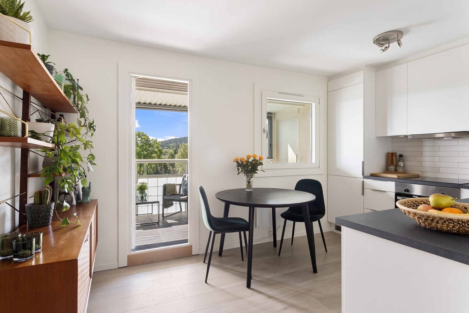 Kjøkkenet fremstår som en invitasjon til kokkekunst på sitt beste. Galleribilde