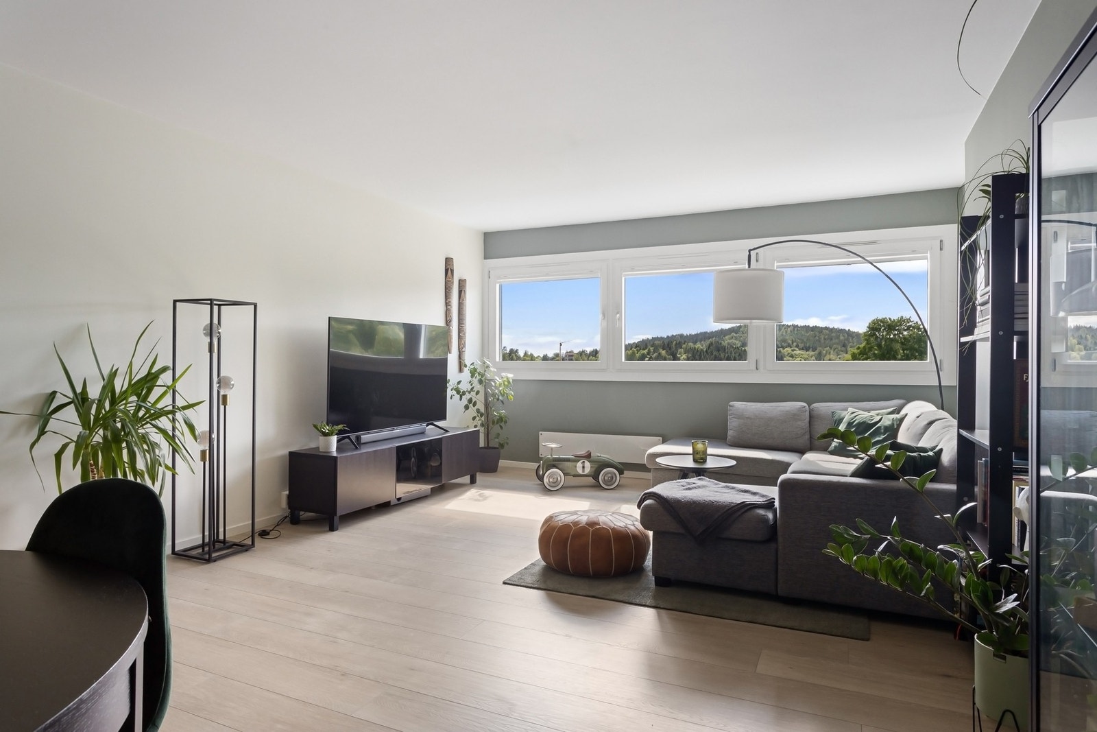 Stuen kan deles opp i flere møbleringssoner, her får du plass til alt du ønsker deg. Galleribilde