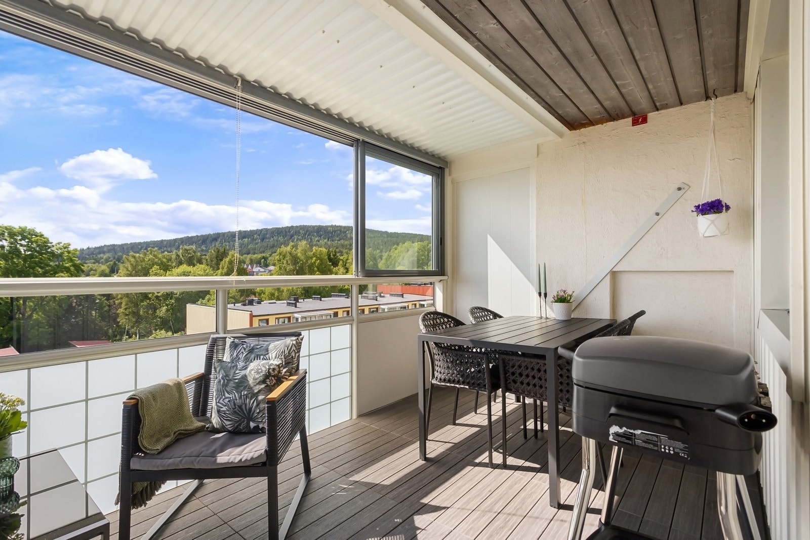 Usjenert og solrik balkong Galleribilde