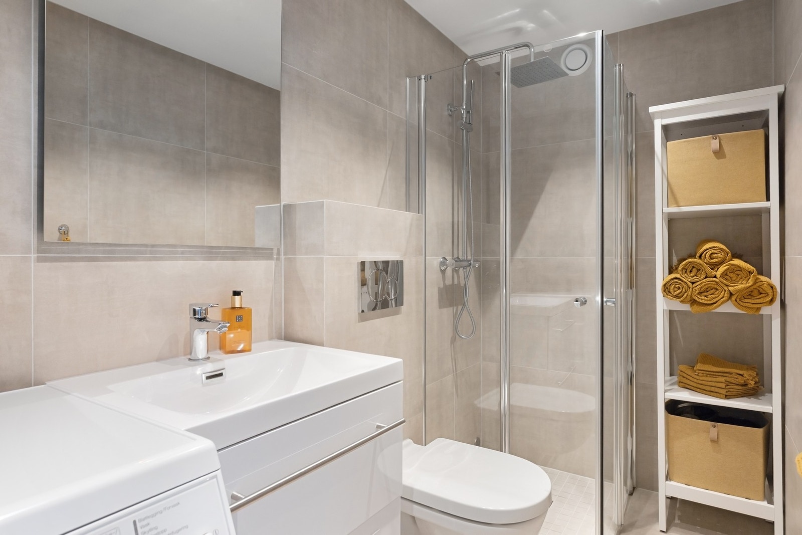 Lyst, friskt og delikat bad med opplegg for vaskemaskin. Galleribilde