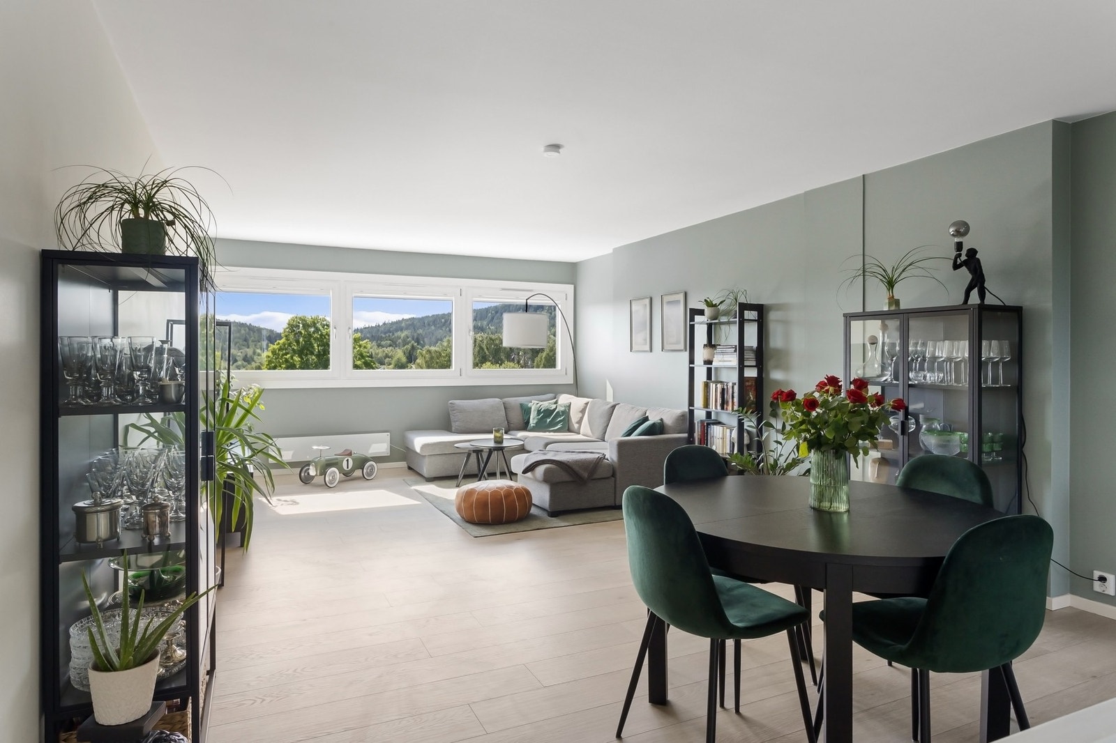 Stuen har plass til alt det en trenger. Dette er en møbleringsvennlig stue med plass til flere møbleringssoner uten at det går utover gulvarealet. Galleribilde