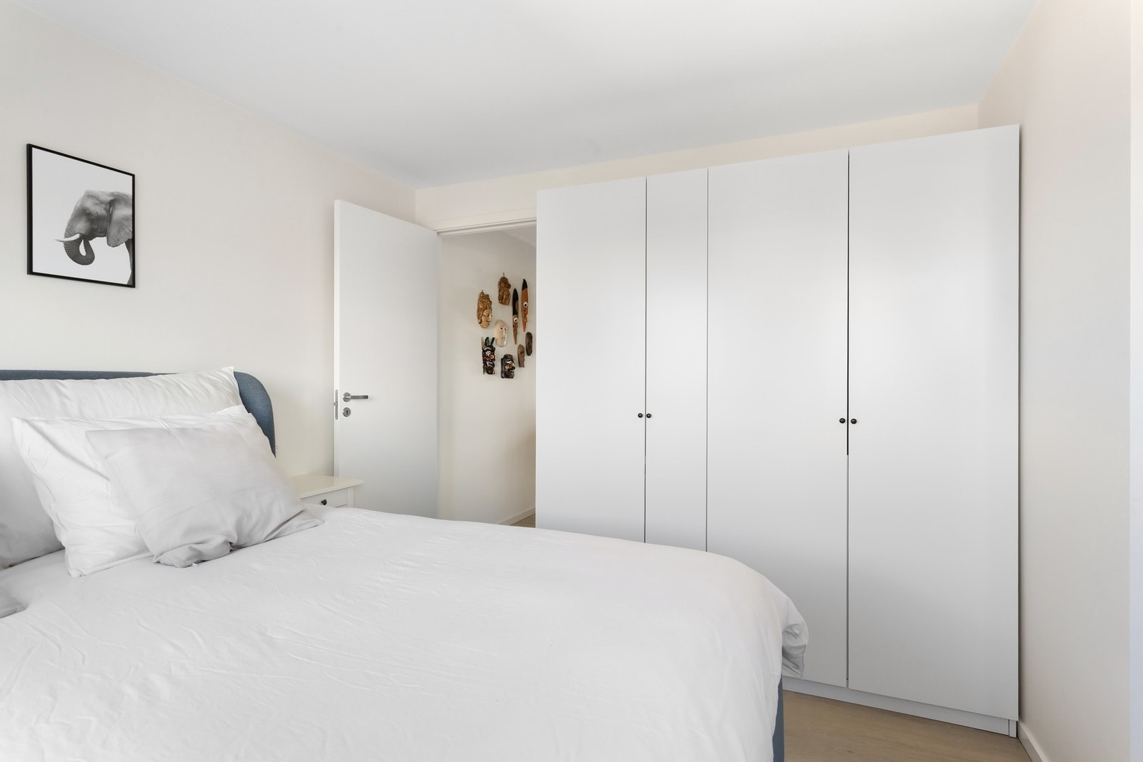 Praktisk garderobe med rikelig plass for klesplaggene. Galleribilde