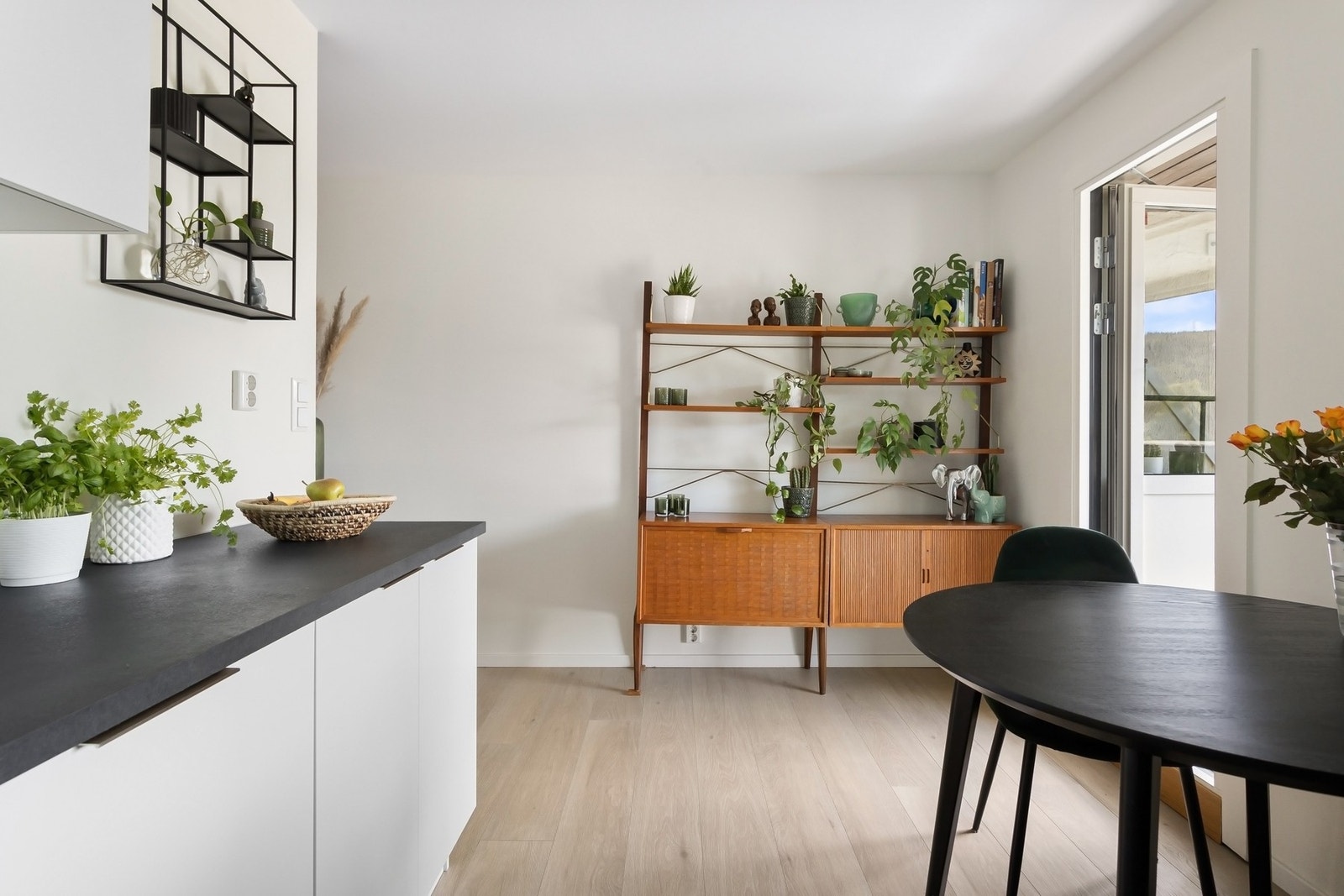 Stilfullt kjøkken som er godt utstyrt. Til deg som er glad i å lage mat fra bunnen av, er dette et kjøkken du kan være stolt av. Galleribilde