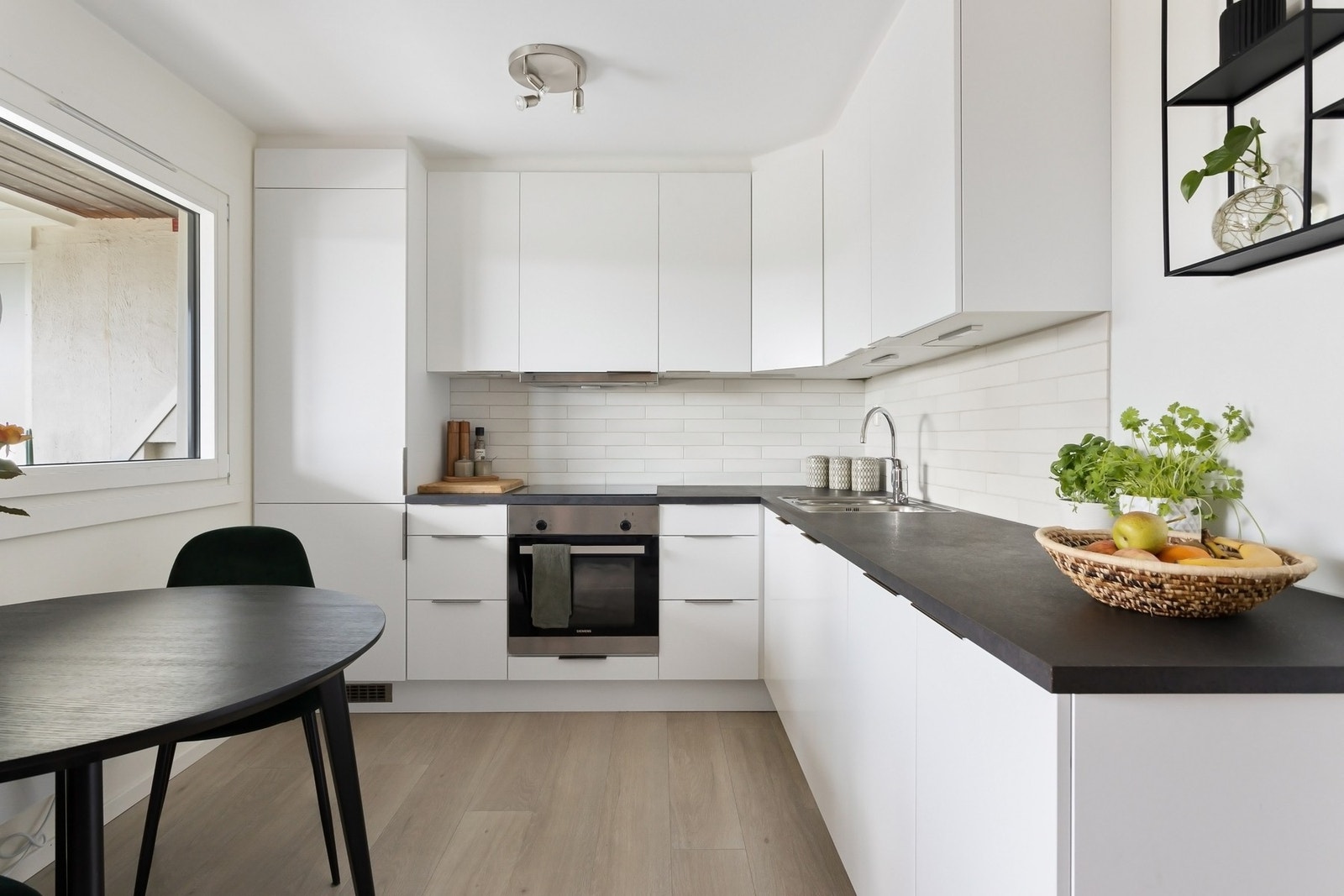 Lekkert separat kjøkken med god plass til spisebord. Galleribilde