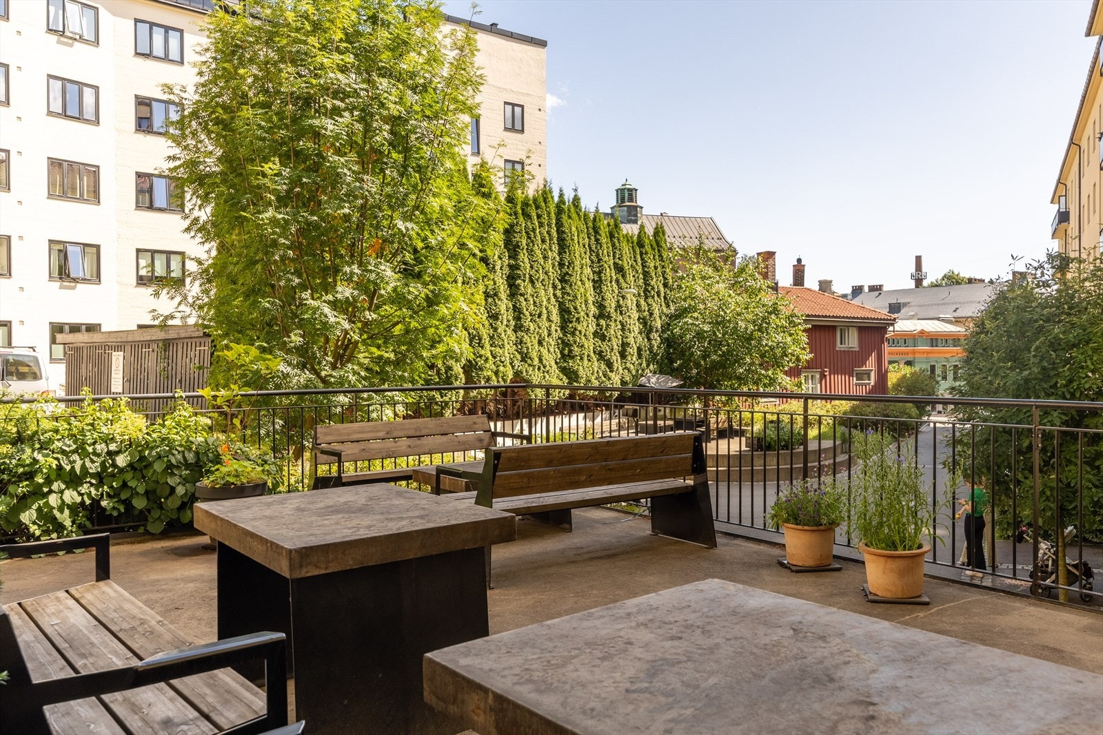 Uteområdene er opparbeidet med flere sittegrupper Galleribilde