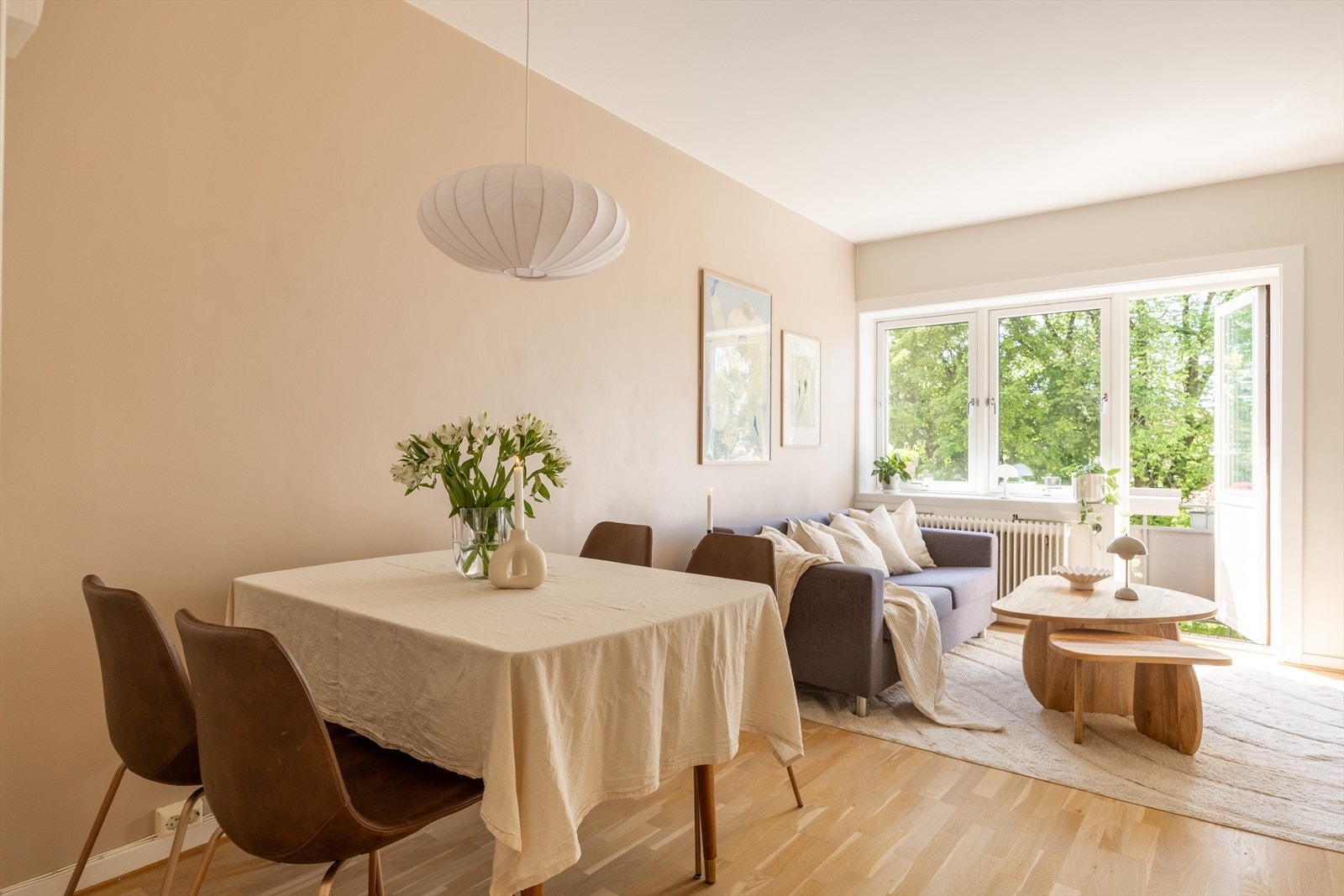 I 2022 ble vegger sparklet og malt i lyse og pene fargetoner, samt at gulvene ble slipt Galleribilde