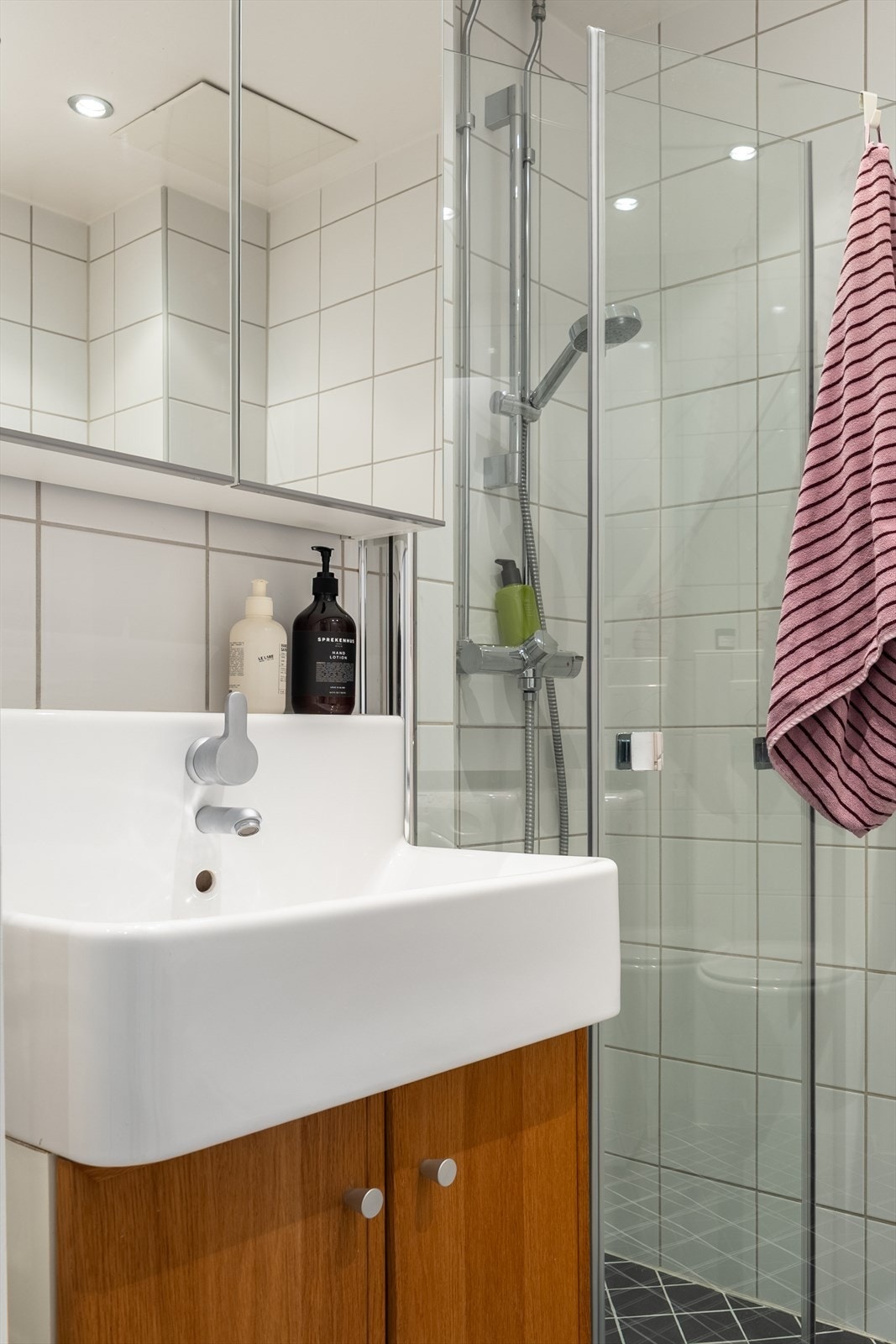 I 2025 ble det montert nye dusjdører, speilskap over vask og nye fuger på baderomsgulvet Galleribilde